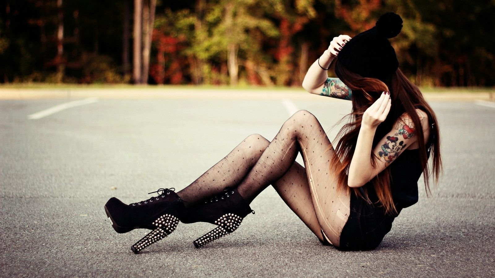 Černá, ženy, model, bruneta, nohy, venku, čepice, sedící, fotografování, šaty, punčochy, tetování, móda, podpatky, krása, žena, dáma, noha, fotografie, střevíc, obuv, lidských pozice, focení, vysoké podpatky obuv