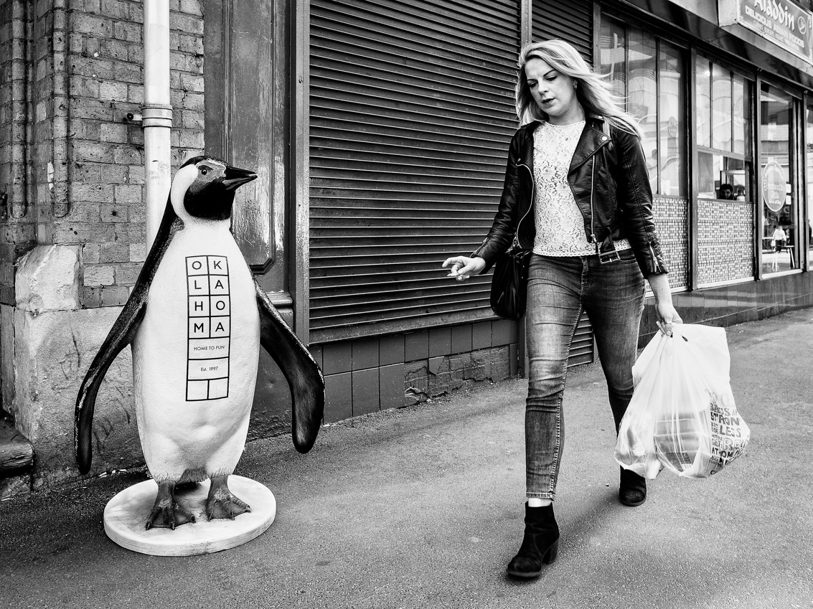 město, Spojené království, lidé, městský, Černý a bílý, žena, okno, dívka, černobílý, podepsat, Taška, Manchester, Tučňák, Spojené království, cigareta, upřímný, streetphotography, uzávěrka, výloha, průčelí obchodu, M43, lunaphoto, urbanarte, niksilverefex, microfourthirds, peterbartlett, olympusomdem5