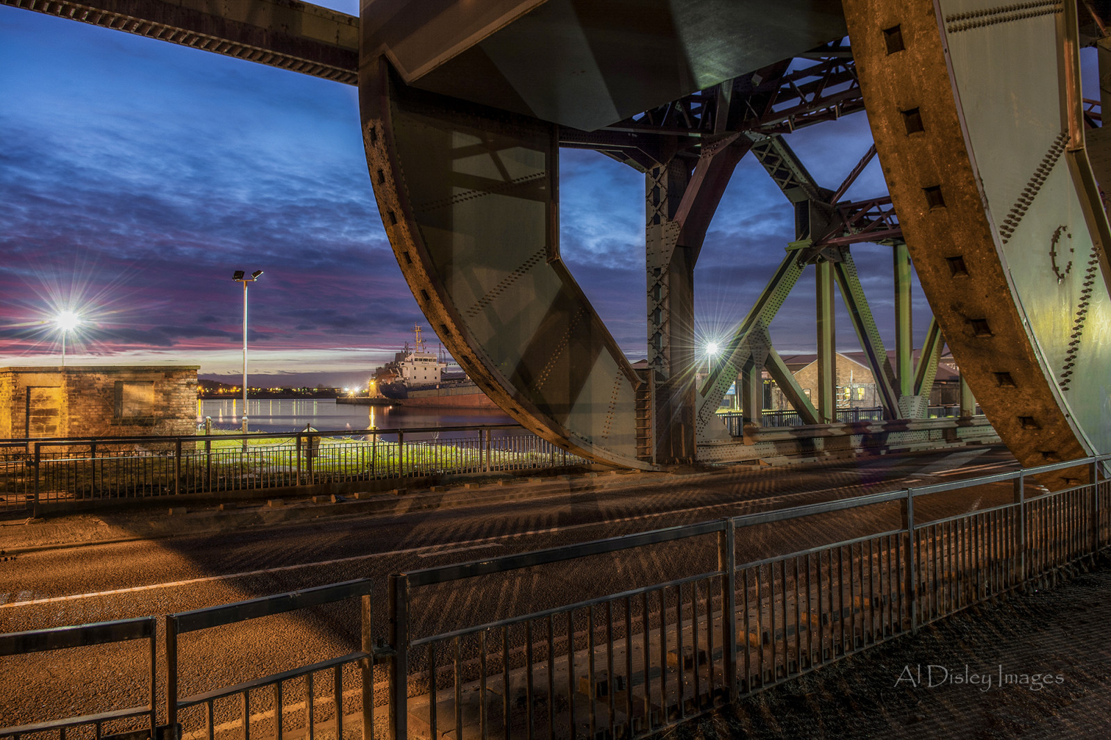 krajina, město, noc, budova, nebe, mraky, Anglie, večer, most, plot, Lodní doprava, Spojené království, struktura, počasí, mezník, Británie, doky, Snímek obrazovky, urban area, Metropolitní oblast, Merseyside, Wirral, Birkenhead, basculebridge, portsandharbours, fixed link