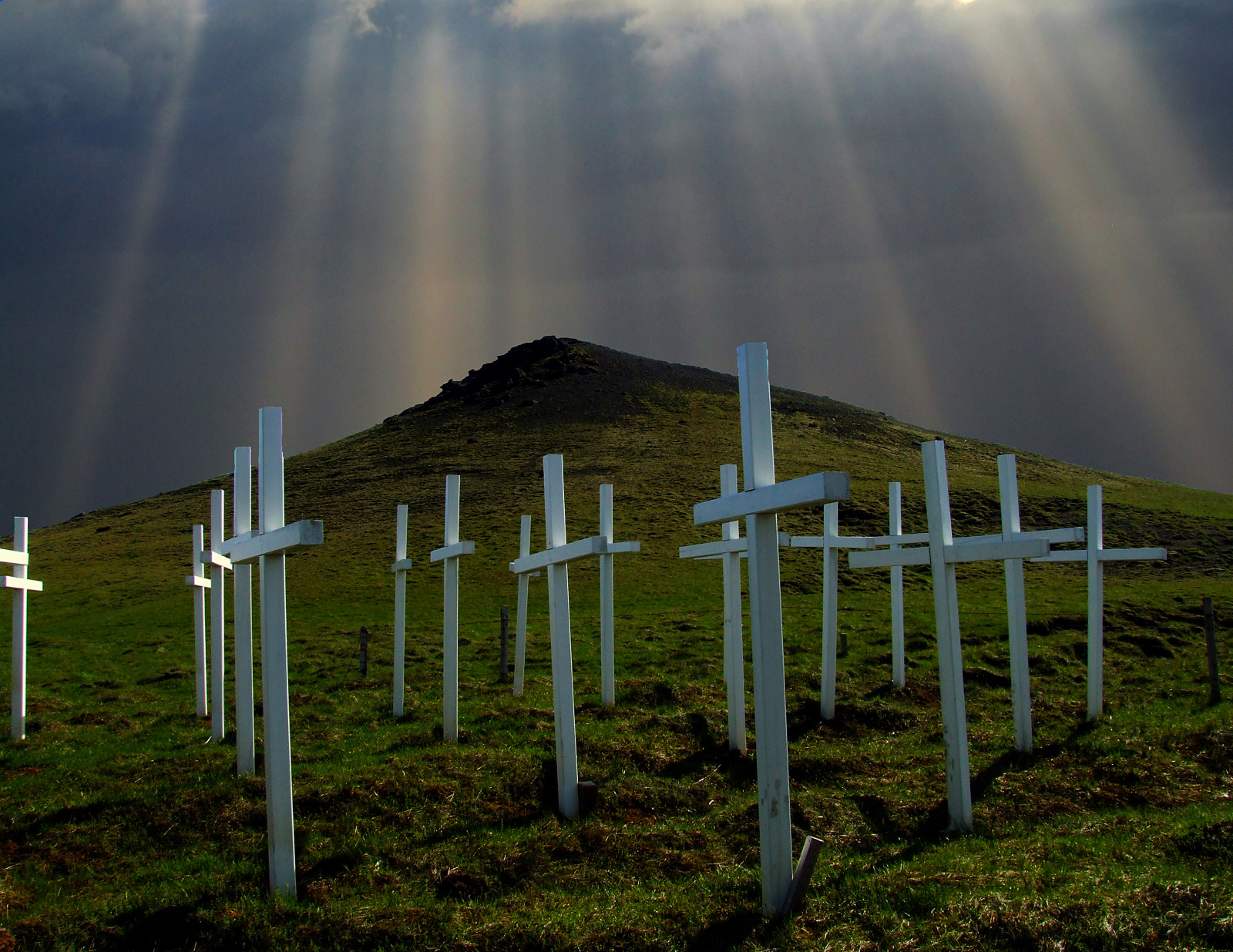 nebe, Příroda, mrak, pole, lučina, tráva, strom, venkov, energie, jev, atmosféra, meteorologický jev, kopec, pastvina, slunečnímu záření, krajina, louka, hospodařit, plot, vítr