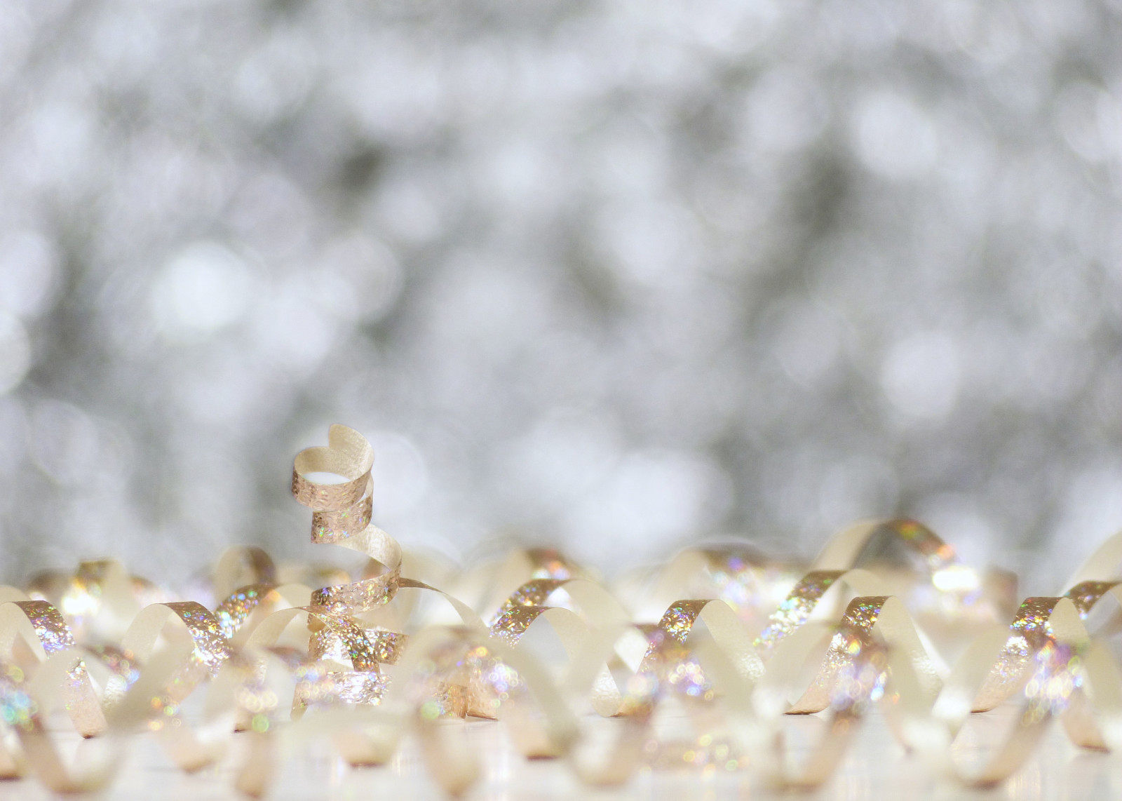 สีขาว, เกลียว, เบ่งบาน, คริสต์มาส, bokeh, ริบบิ้น, ทอง, มันวาว, ฤดูใบไม้ผลิ, เงิน, บิด, ดอกไม้, นำเสนอ, ของขวัญ, หยิก, ส่องแสง, เครื่องเพชรพลอย, ประกายไฟ, กิ่งไม้, ใกล้ชิด, การถ่ายภาพมาโคร, อุปกรณ์เสริมผม, การห่อ, จัดหางานแต่งงาน, ขดลวด, ยืนขึ้น, เด่น