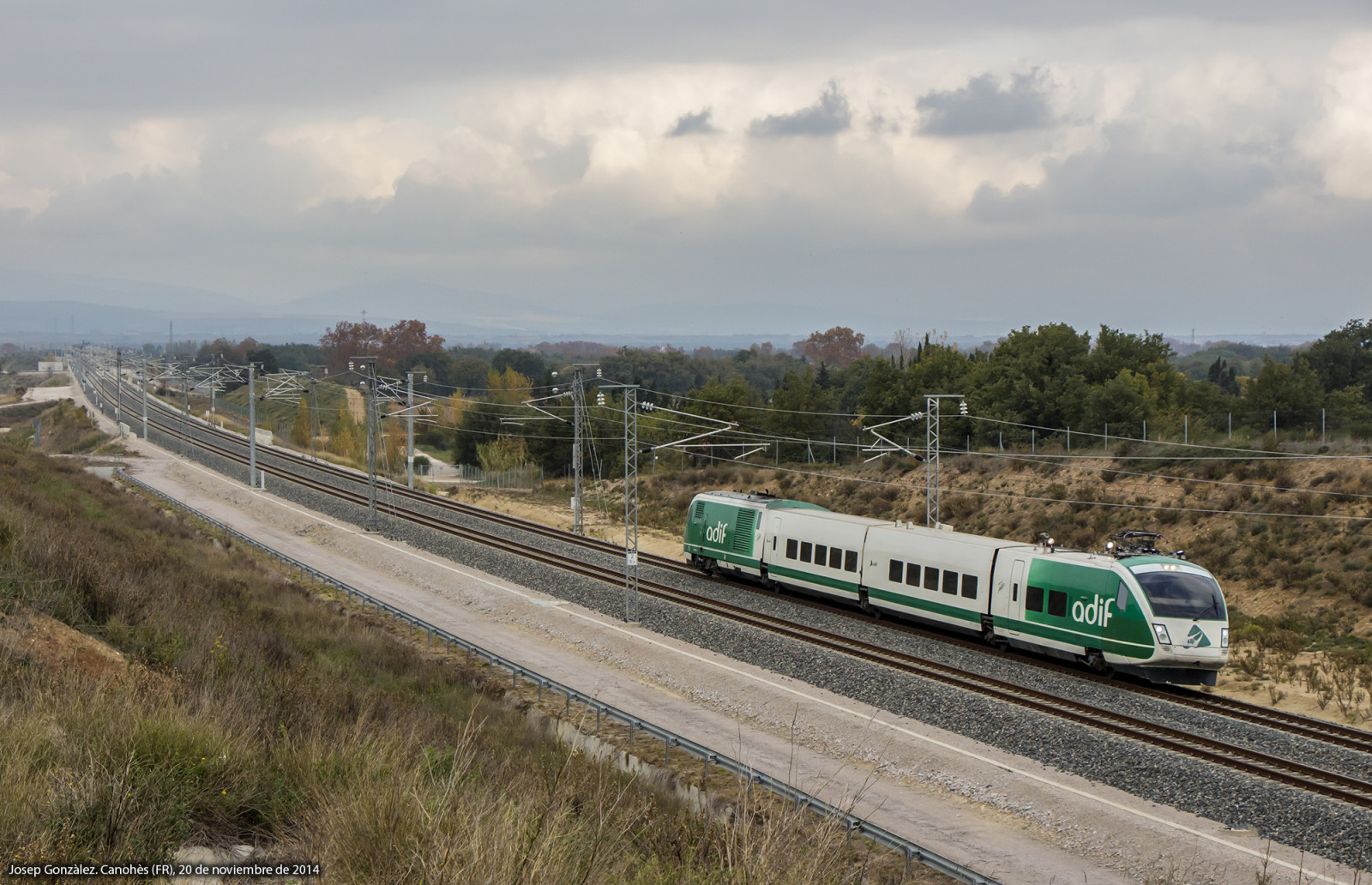 doprava, dráha, vlak, železniční doprava, druh dopravy, kolejová vozidla, veřejná doprava, železniční vůz, nebe, vozidlo, vysokorychlostní železniční, osobní automobil, lokomotiva, rostlina, kopec, silnice, strom, pruh