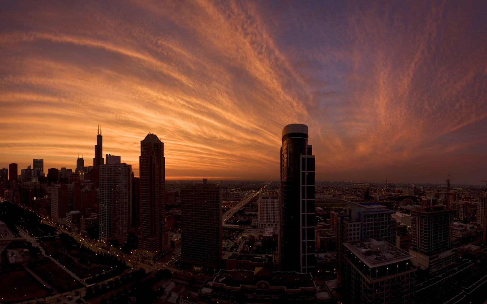 západ slunce, město, panoráma města, noc, nebe, svítání, panoráma, mrakodrap, večer, ráno, horizont, atmosféra, soumrak, Chicago, metropole, mrak, centrum, svítání, tma, 1920x1200 px, urban area, odlesk, Metropolitní oblast, lidské osídlení