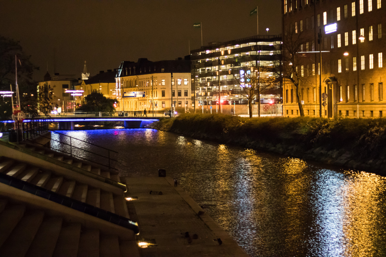 Stadt, Stadtbild, Nacht-, Wasser, Betrachtung, Abend, Morgen, Brücke, Dämmerung, Kanal, Licht, Innenstadt, Malmo, Gatufoto, Nightphotography, Natt, bei Nacht, Exif Modell canoneos760d, Geocountry, Kamera macht canon, Geocity, Kameramodell canoneos760d, Geostate, Geolocation, Exif machen canon, Exif focallength 50mm, Exif isospeed 6400, Exif linse ef50mmf18stm, Exif Blende 18, Strassenfotografie, Nattfotografering, Stadtgebiet, Wasserweg