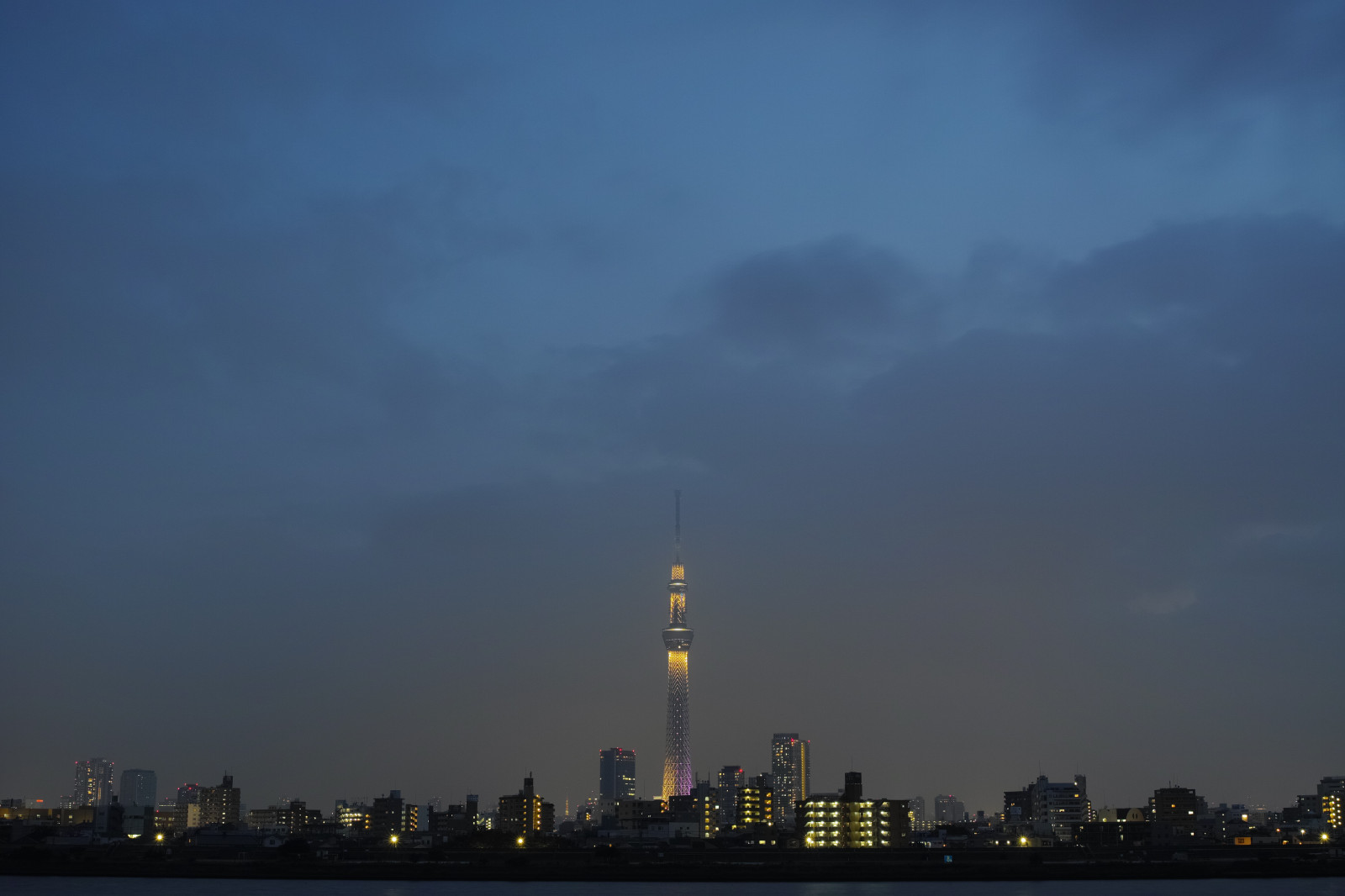 mare, città, paesaggio urbano, notte, riflessione, cielo, orizzonte, grattacielo, sera, mattina, Torre, orizzonte, atmosfera, Quattro, crepuscolo, Tokyo, Skytree, nube, tempo metereologico, alba, Tokyo Sky Tree, Miyabi, Yotsugi, sigma, dp, DP2, dp2quattro, dp2q, fenomeno atmosferico, atmosfera della terra, insediamento umano