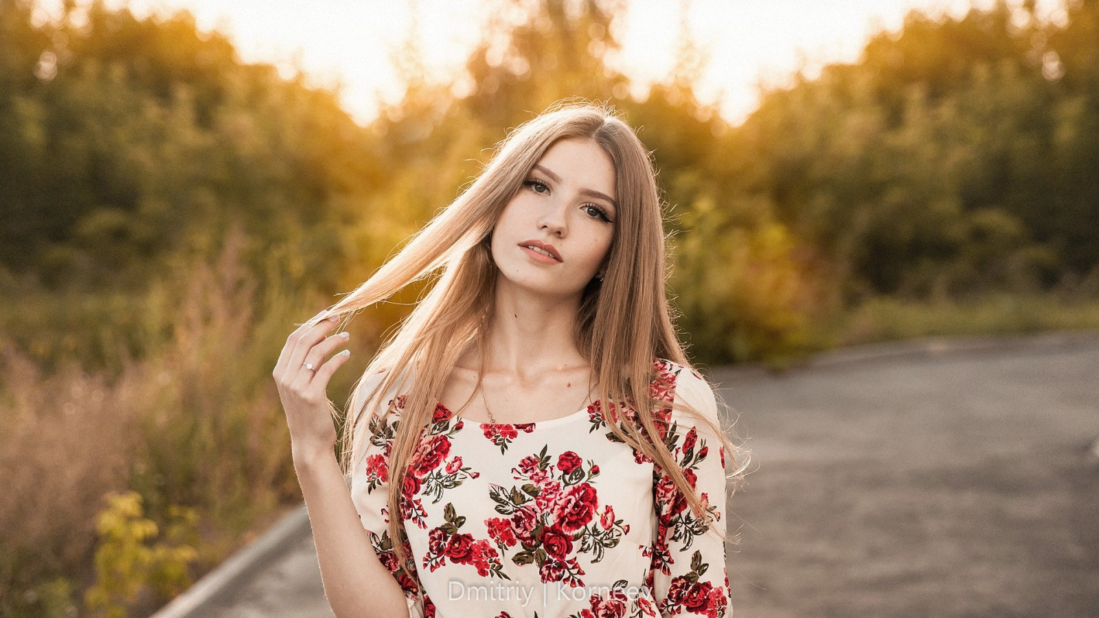 Dmitriy Korneev, ženy, dlouhé vlasy, blondýnka, model, tvář, portrét, hloubka pole, rovné vlasy, při pohledu na diváka, ženy venku