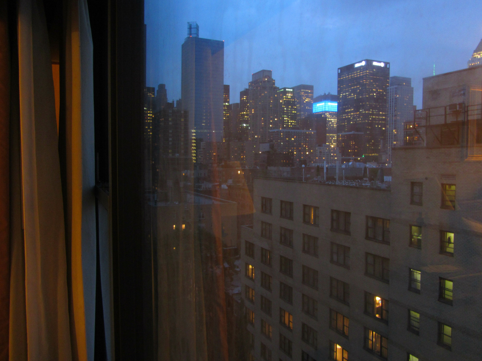 finestra, città, paesaggio urbano, notte, architettura, costruzione, riflessione, cielo, orizzonte, grattacielo, sera, bicchiere, tenda, Manhattan, metropoli, leggero, centro, New York, nyc, reflet, newyorkcity, cristal, fenetre, vitre, area urbana, area metropolitana, palazzone, Img2450