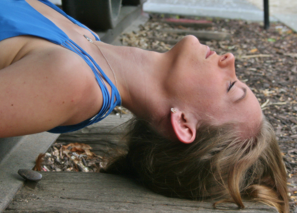 ansigt, model, portræt, øjne, brunette, fotografering, tog, halskæde, kjole, blå, morgen, Brun, læber, hår, næse, spor, forår, Person, hud, tøj, lukket, top, lang, smuk, jernbane, pige, skønhed, Foto, kvinde, Photo shoot, hånd, dame, ung, ben, fotografi, smukke, slank, muskel, hals, blond, arm, hage, ørering, Photo shoot, menneskelige legeme, skuldre, hals