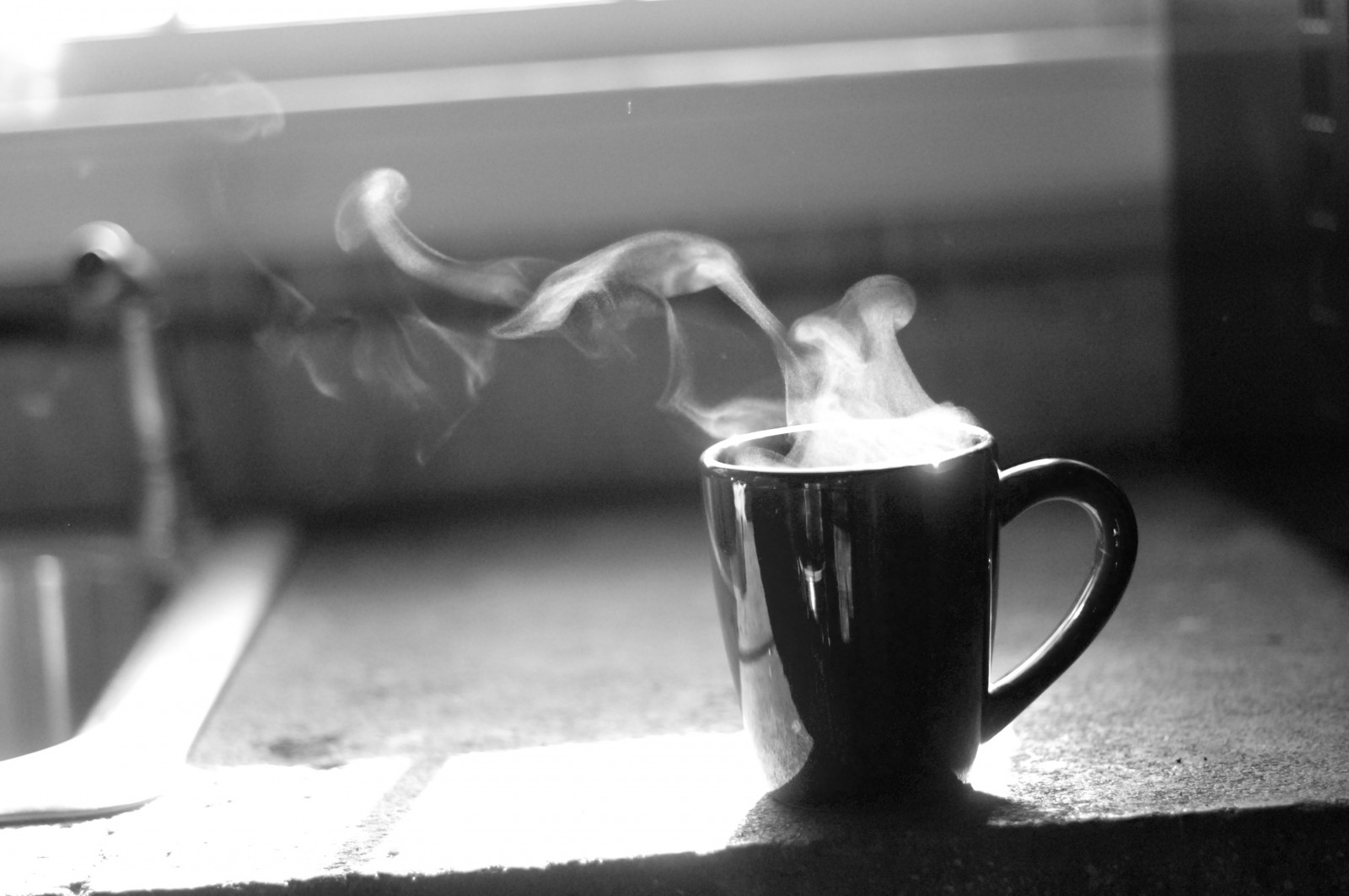 sort, monokrom, afspejling, fotografering, kaffe, morgen, køkken, Nikon, kop, varm, håndvask, lys, sort og hvid, damp, krus, hed, kaffekop, skranke, nikond40, sort og hvid, monokrom fotografering, stadig liv fotografering, kaffekop