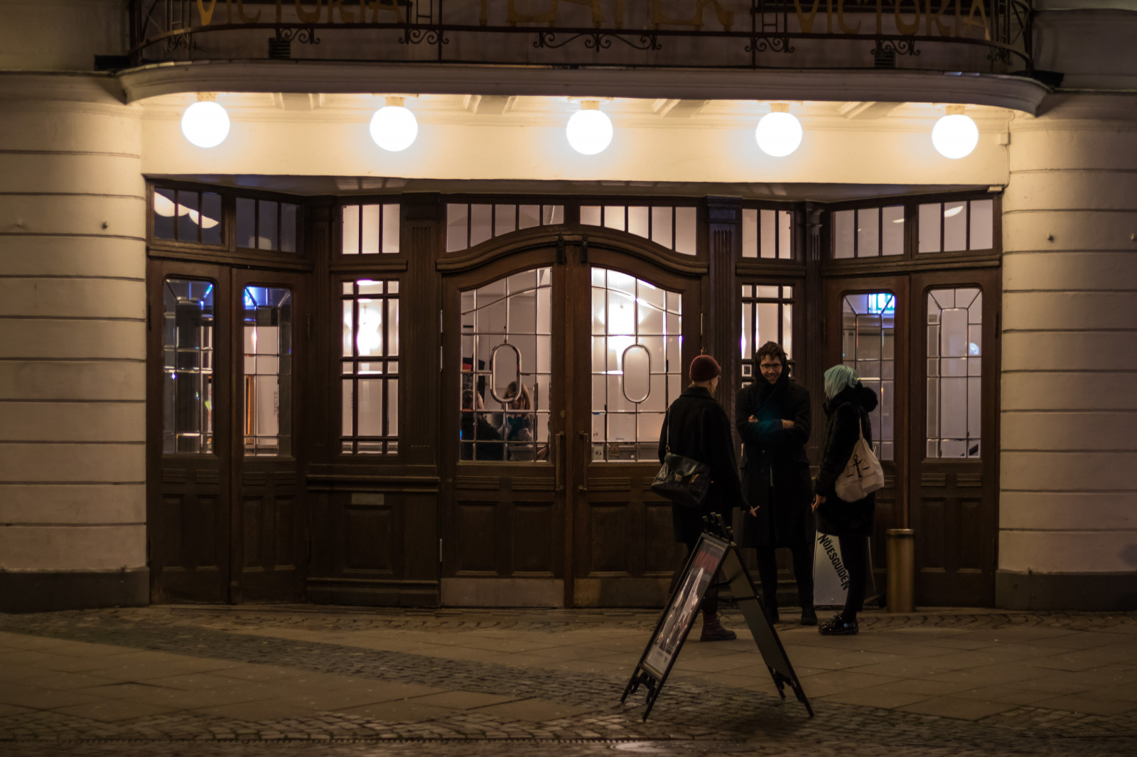 noc, světlo, Malmo, gatufoto, nightphotography, Natt, v noci, exif modelu canoneos760d, geocountry, Kamera aby kánon, geocity, Model fotoaparátu canoneos760d, geostate, geolocation, exif aby kánon, exif isospeed 1250, exif focallength 50mm, EXIF ef50mmf18stm čočka, EXIF otvor 20, streetphotography, nattfotografering, obraz, Snímek obrazovky, turistická atrakce