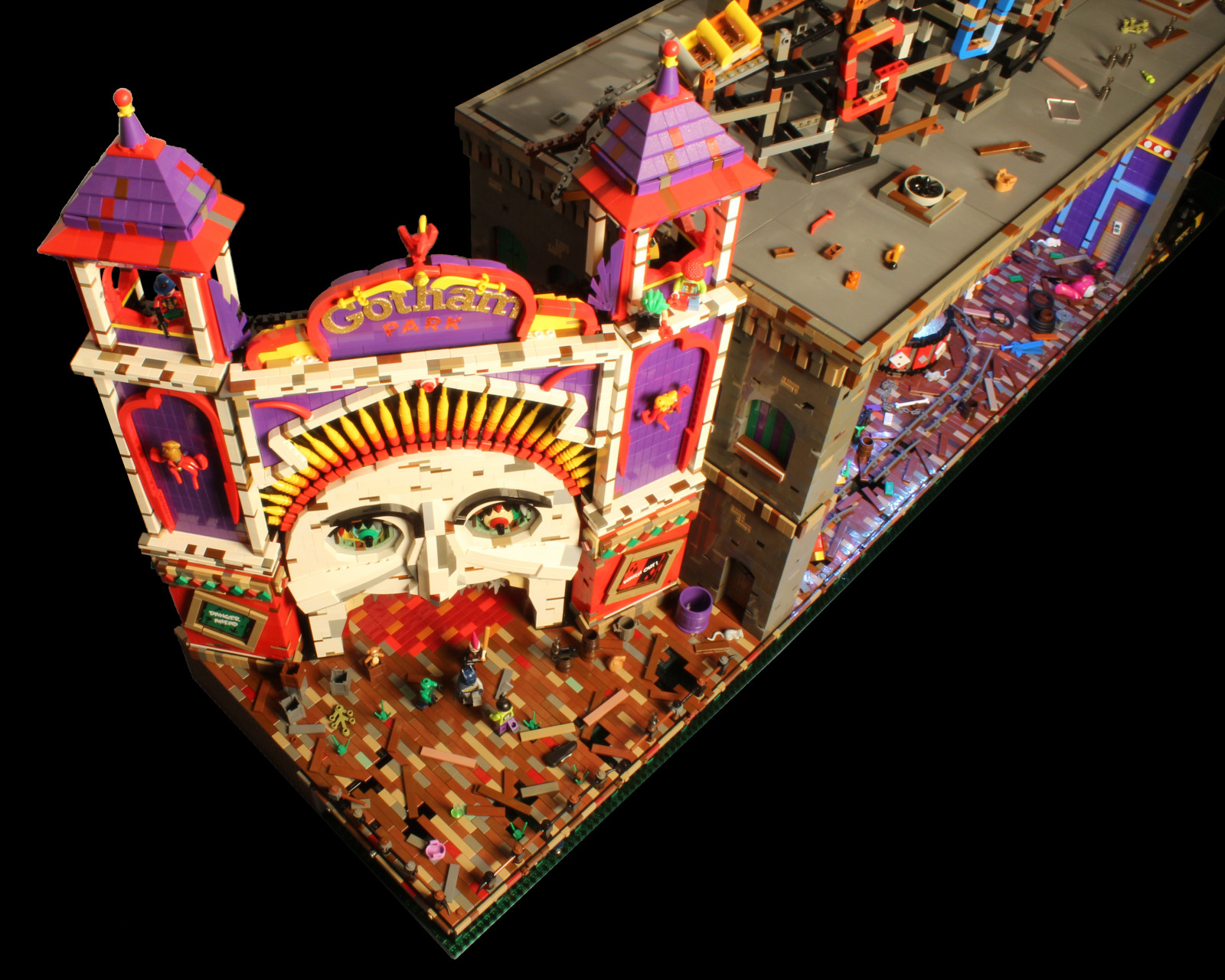 Bat-man, kočičí žena, Žolík, LEGO, Batmobile, Gotham, Tučňák, Prokletí, veletrh, uniknout, rekreace, poisonivy, zábavní park, zábavní jízda, Harley Quinn, video hra, Riddler, dynamicduo, dvě tváře, dcuniverse, brucewayne, Arkhamasylum, Funhouse, Brickbaron, Brickcon2013