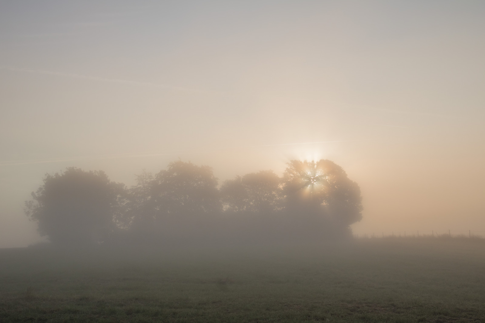 slunečnímu záření, krajina, kopec, Příroda, pole, svítání, ráno, mlha, slunce, horizont, atmosféra, soumrak, opar, mrak, mlha, počasí, svítání, dimma, venkov, landsbygd, soluppg ng, s dersl tt, landskap, gryning, exif modelu canoneos760d, geocountry, Kamera aby kánon, geocity, Model fotoaparátu canoneos760d, geostate, geolocation, EXIF čočka efs18200mmf3556is, exif aby kánon, EXIF isospeed 100, exif focallength 32mm, EXIF otvor 10, morgon, prostý, atmosférický jev, Atmosféra Země