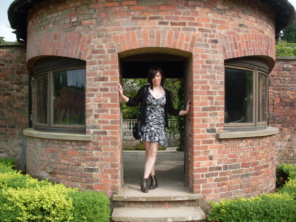 šaty, punčochy, sukně, podprsenka, gotický, spodní prádlo, boty, oblouk, Mini sukně, televize, crossdressing, uklouznutí, květinový, krajka, chalupa, podvazky, zadní dvorek, Cihlový, Qipao, transgender, Mary Jane, travesti, nevěsta, goth, Tatton, cheongsam, svatební šaty, CD, halenka, LBD, zdivo, tgirl, crossdresser, tg, summerdress, maryjanes, svatební šaty, Jane Norman, rachellouise, misssantacostume, rachellouise33, janewoolrich