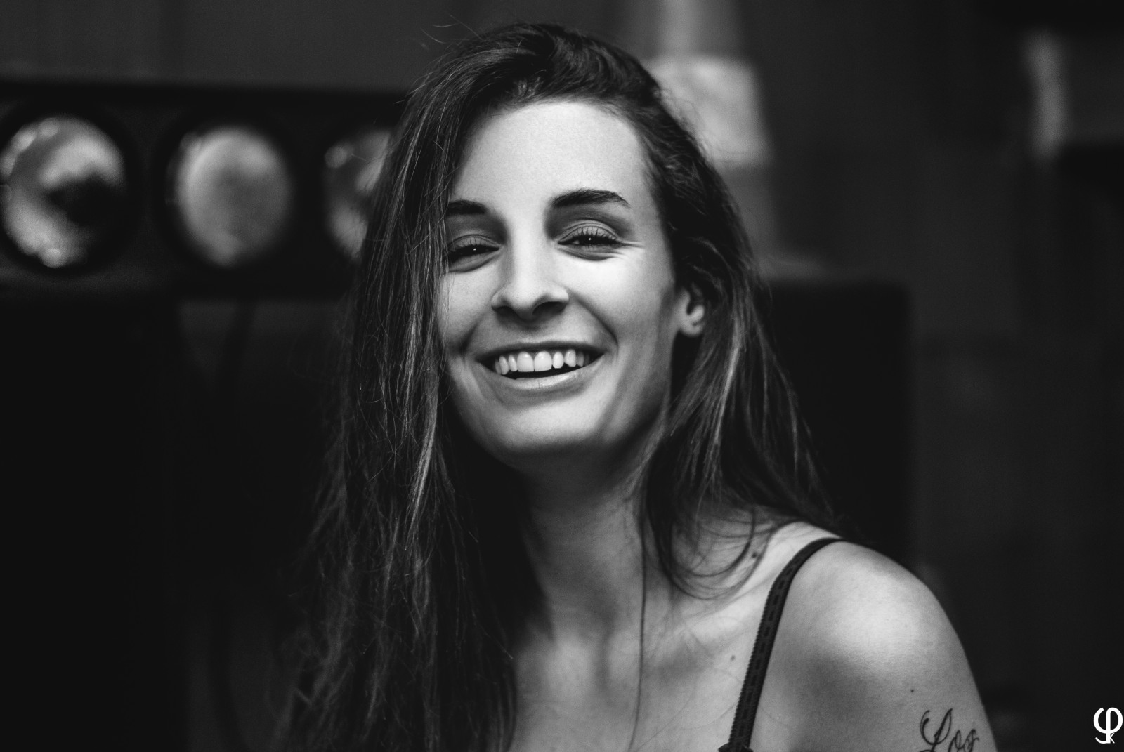 tvář, bílý, Černá, černobílý, model, portrét, bruneta, brýle, městský, fotografování, móda, vlasy, Nikon, bokeh, Blikat, emoce, šťastný, štěstí, Osoba, supermodelka, zpěv, chladný, dívka, krása, tělesné, jednobarevný, usměj se, oko, žena, dáma, zábava, dSLR, tma, výraz, portrétování, považovat, D200, brune, dlouhé vlasy, monotónní, Černý a bílý, monochromatické fotografování, portrétní fotografie, focení, Film noir, hnědé vlasy, umění model, mimika, NetB, sourire, bonheur