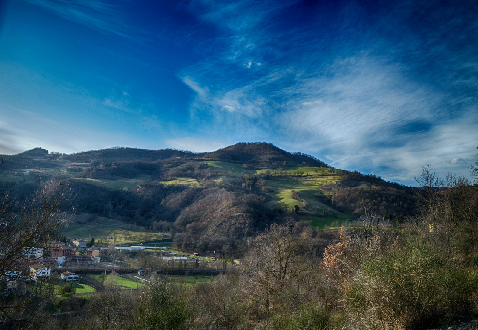 slunečnímu záření, krajina, kopec, Příroda, tráva, nebe, pole, Země, vesnice, večer, ráno, horizont, atmosféra, Nikon, mount scenérie, DX, mrak, strom, hora, louka, prostý, nejlepší, natura, krajiny, D5100, vysočina, venkov, počítač tapeta, horských reliéf, pohoří, stanice hill, meteorologický jev, klesl, jev