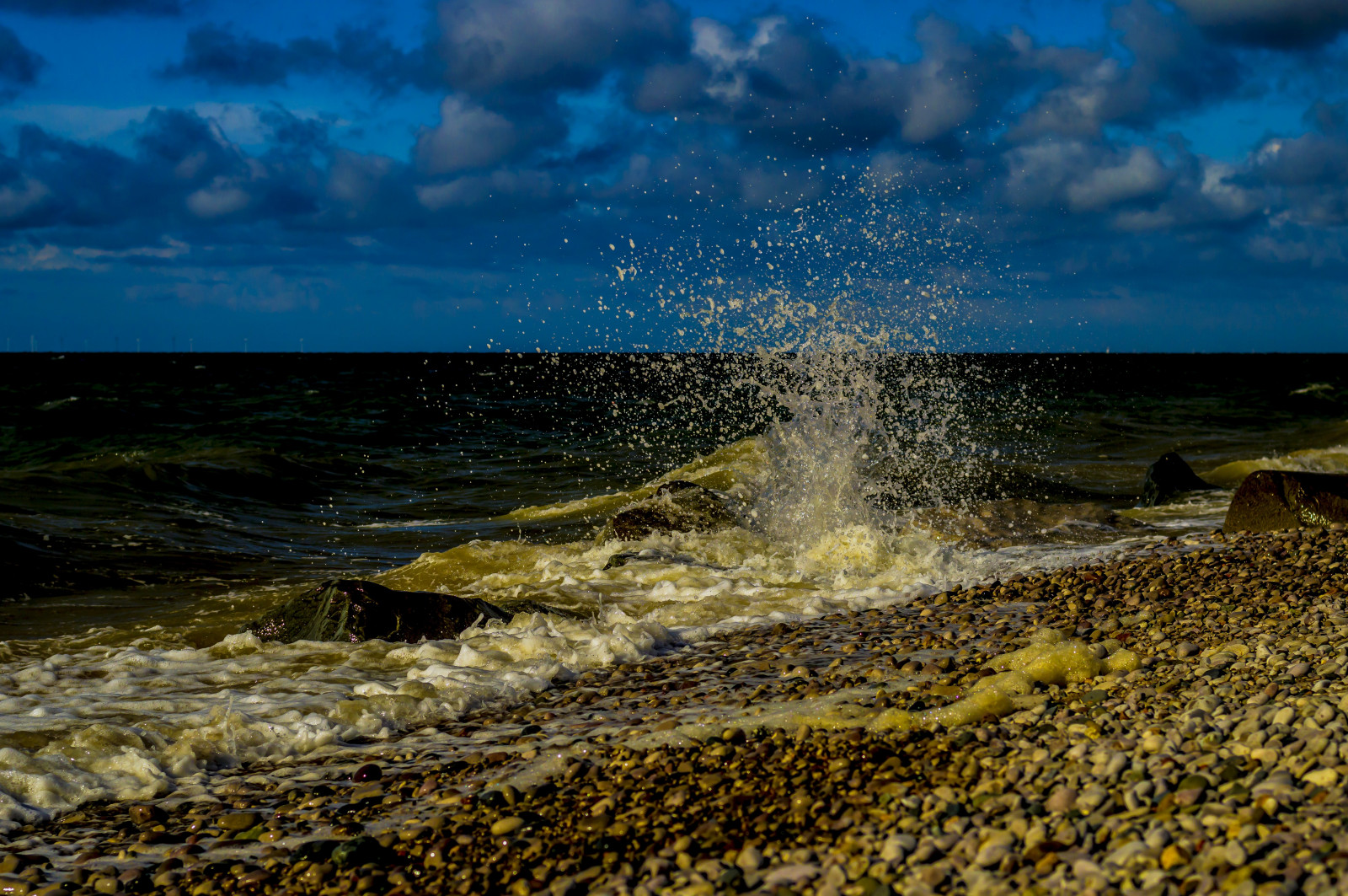 slunečnímu záření, krajina, západ slunce, moře, voda, Skála, Příroda, pobřeží, odraz, nebe, pláž, večer, ráno, pobřeží, horizont, Nikon, soumrak, oblázky, Wales, Terén, mrak, svítání, oceán, vlna, D3200, nikond3200, tělo z vody, mořská vlna, mořský břeh