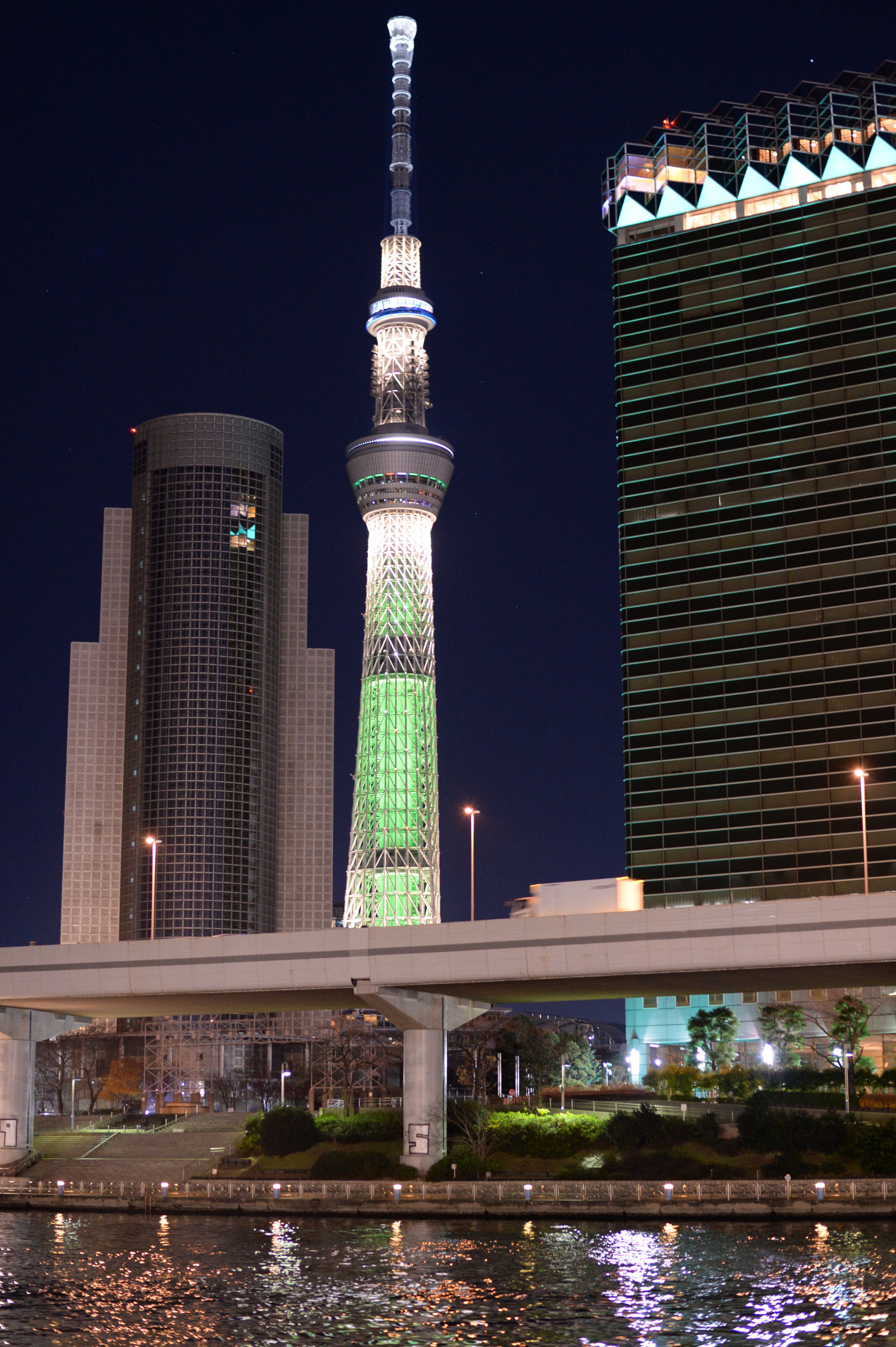 Giappone, città, paesaggio urbano, notte, architettura, riflessione, orizzonte, grattacielo, sera, Torre, Nikon, metropoli, Tokyo, Jp, Skytree, Asakusa, centro, NIKKOR, illuminato, illuminazione, punto di riferimento, Tokyo Sky Tree, df, champagnetree, afs58mmf14g, afsnikkor58mmf14g, area urbana, area metropolitana, insediamento umano, palazzone, giochi d'acqua