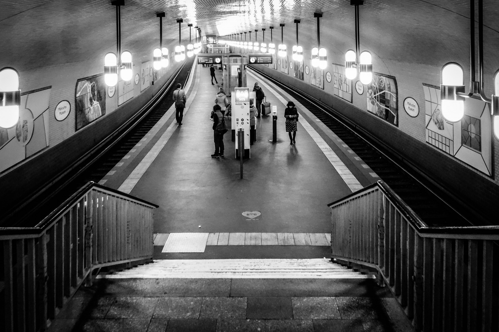 monocromo, strada, notte, architettura, riflessione, strada, fotografia, simmetria, stazione ferroviaria, Sony, scala mobile, metropolitana, metropoli, Berlino, lightroom, infrastruttura, angolo, corrimano, Transito rapido, leggero, bianco e nero, nero bianco, vicolo, blackandwhitephotography, linea, oscurità, istantanea, corsia, area urbana, bianco e nero, fotografia in bianco e nero, area metropolitana, trasporto pubblico, stazione della metro, Hipshot, QX100, sonyqx100