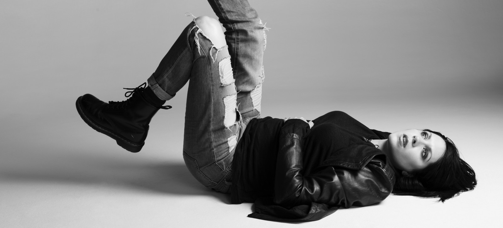 sportovní, bílý, Černá, ženy, černobílý, model, sedící, fotografování, zpěvák, jaro, K Flay, skladatelé, Kristine Meredith Flaherty, ruka, fotografie, smysl, paže, Černý a bílý, monochromatické fotografování, lidských pozice, focení, fyzická zdatnost, moderní tanec, koncertní tanec