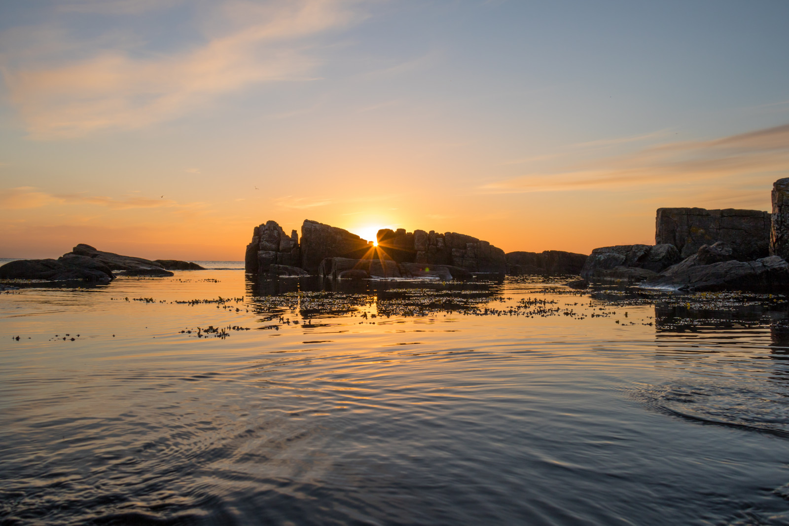 slunečnímu záření, západ slunce, moře, záliv, voda, Skála, pobřeží, odraz, nebe, pláž, svítání, večer, ráno, pobřeží, útes, horizont, soumrak, Klippa, mrak, svítání, oceán, vlna, vatten, hav, soluppg ng, gryning, Simrishamn, v rhallarna, sten, gyllenetimmen, gioldenhour, odlesk, tělo z vody, mořská vlna