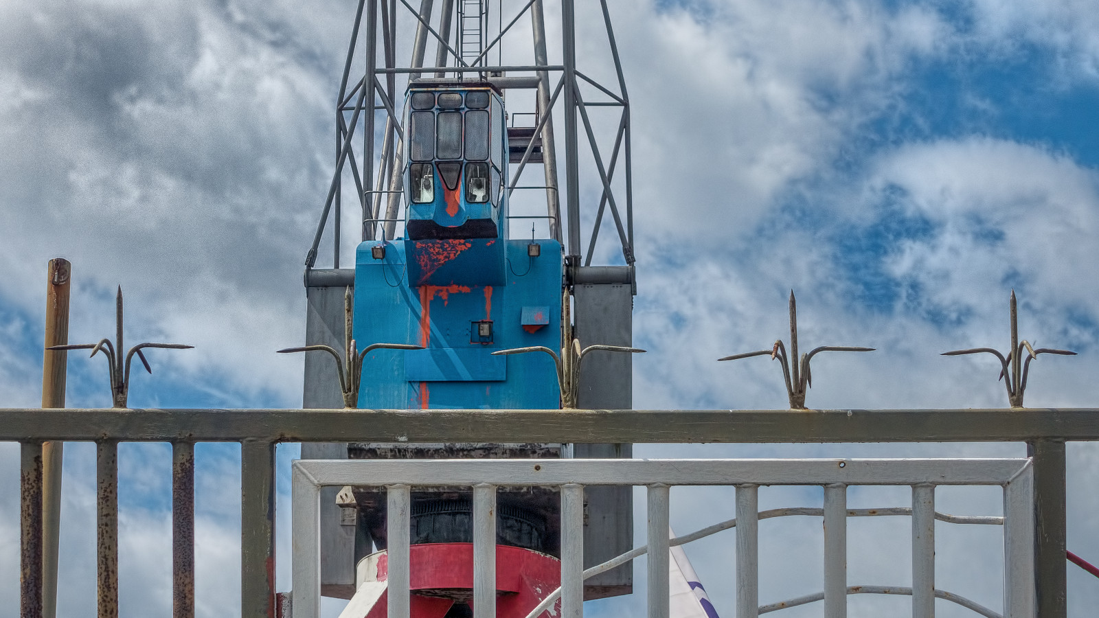 tvář, robot, voda, Červené, nebe, transformátory, modrý, plot, loděnice, transformátor, mrak, pól, jeřáb, HFF, Delfshaven, rekreace, turistická atrakce, fencefriday, nederlandvandaag, pareidolia, Loděnice, Fencespikes