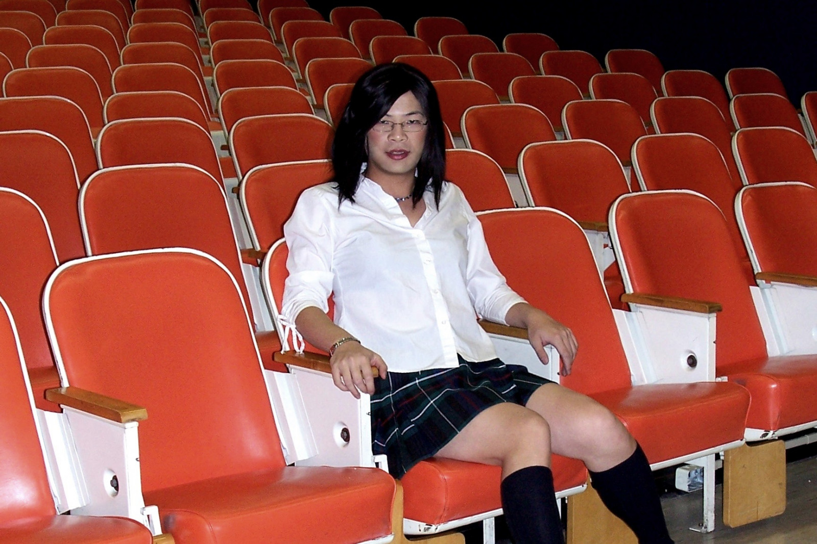 rot, Sitzung, Bein, Schönheit, Dame, Schenkel, Mädchen, menschlicher Körper, Mode, Muskel, Menschliches Bein, Spaß