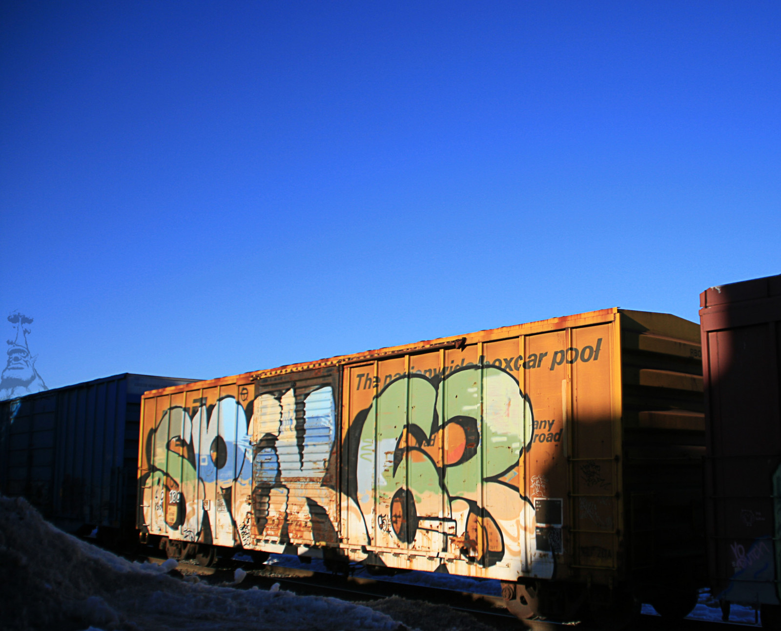 architektura, auto, nebe, stěna, vlak, lavice, kruh, grafiti, pouliční umění, nástěnná malba, UMĚNÍ, strom, velký, železnice, kolejnice, plocha, skladem, T, skvělý, hořák, fasáda, Celý, náklad, benching, válcování, boxcar, railfan, 63, zasraný, rbox, deku, Yme, Spek, Konečně