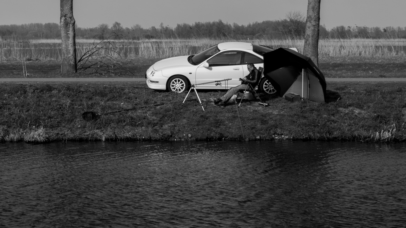 sportovní, Černá, černobílý, sport, ulice, voda, auto, vozidlo, fotografování, Nizozemí, Honda, sportovní auto, mobilní telefon, kanál, kupé, rybolov, rybář, Fujifilm, acura, hobby, integra, volný čas, kanal, mobilní, pohybliví, fuji, mobil, auto, Fujinon, upřímný, wasser, sonnenschirm, niederlande, Sportwagen, sportovní auto, sportovní auto, Gelderland, rybář, fischer, rybář, Angeln, Fischen, Černý a bílý, monochromatické fotografování, automobilového designu, automobil make, Freizeit, pkw, Nijmegen, nimwegen, n325, XT10, xc1650, Šikovný, windschirm, ubbergseweg, nieuweubbergseweg, dijkgraafvanwijckweg, persingen, ooijpolder, Gelderland, angelsport, sportangler, hobbyangler, Geduld, trpělivost