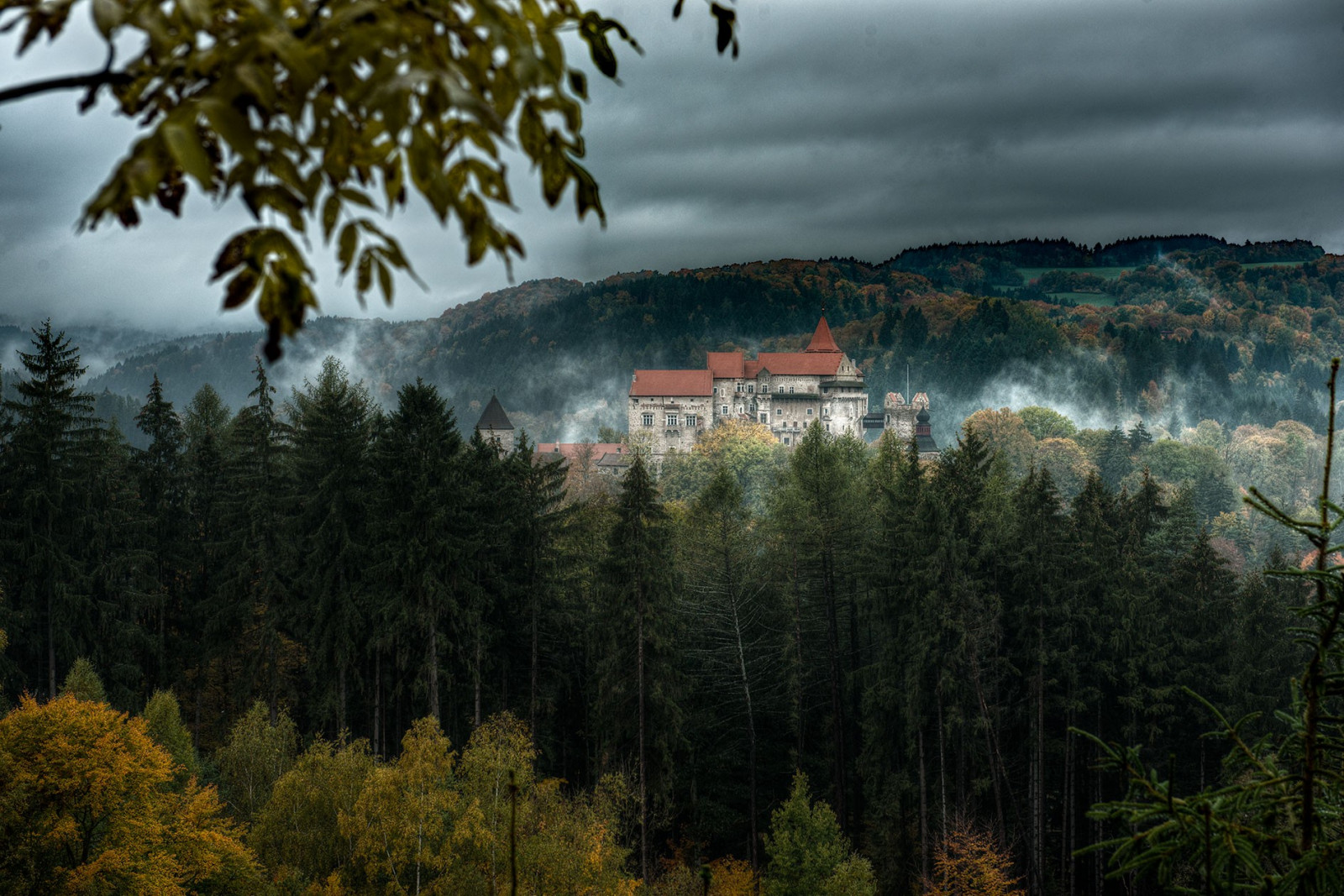 slunečnímu záření, stromy, krajina, les, podzim, listy, Příroda, odraz, mraky, větev, kopce, večer, ráno, hrad, mlha, HDR, borovice, divočina, Česká republika, Pernštejn, mrak, strom, podzim, mlha, list, hora, počasí, sezóna, místo výskytu, přírodní prostředí, atmosférický jev, dřevina