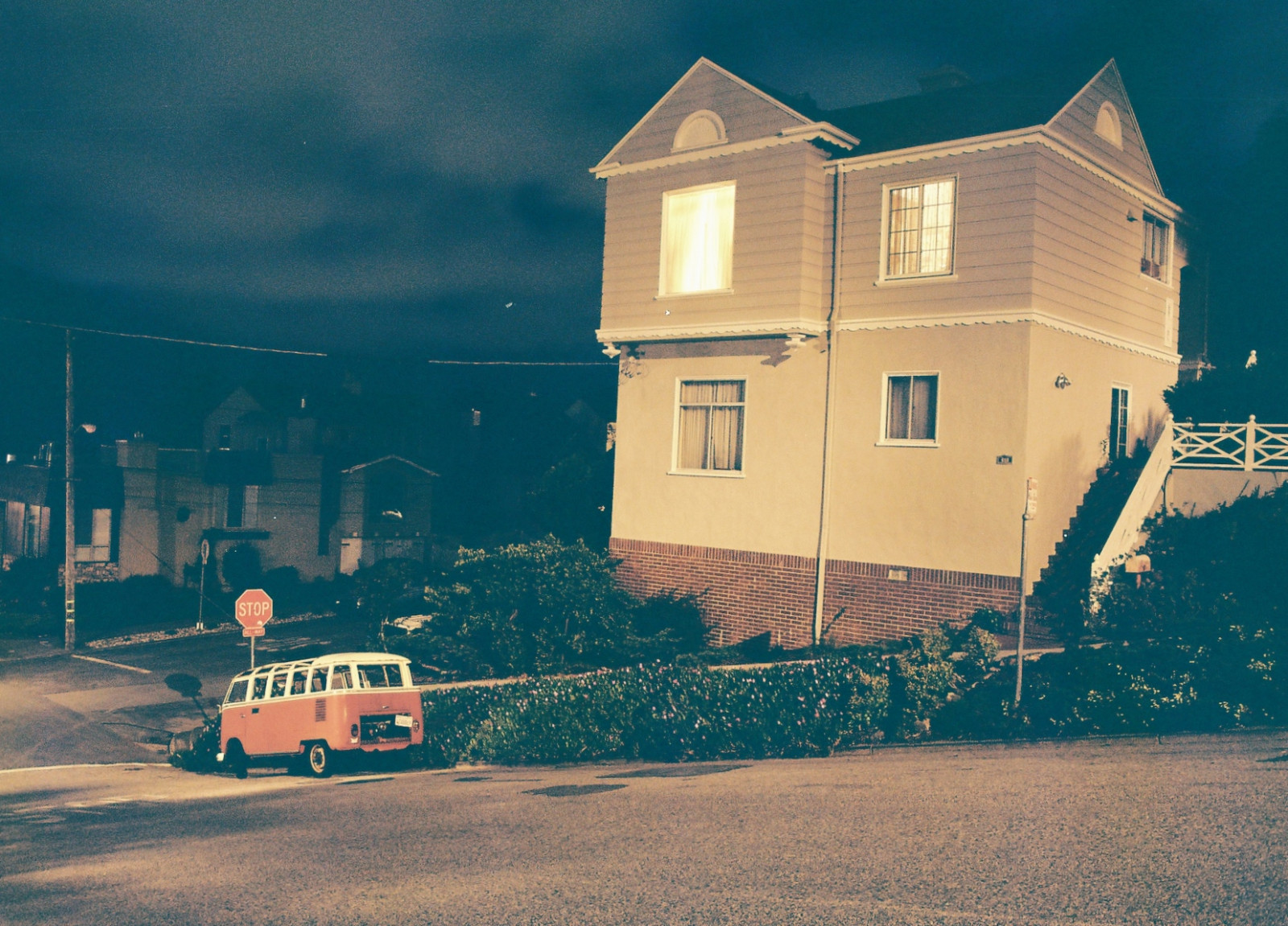 okno, noc, architektura, auto, budova, nebe, zima, Dům, Volkswagen, večer, ráno, rez, mrak, domů, vw, předměstí, fasáda, vwbus, obytný prostor, nemovitost, kodakektar100, kombi, foundinsf, gwsf