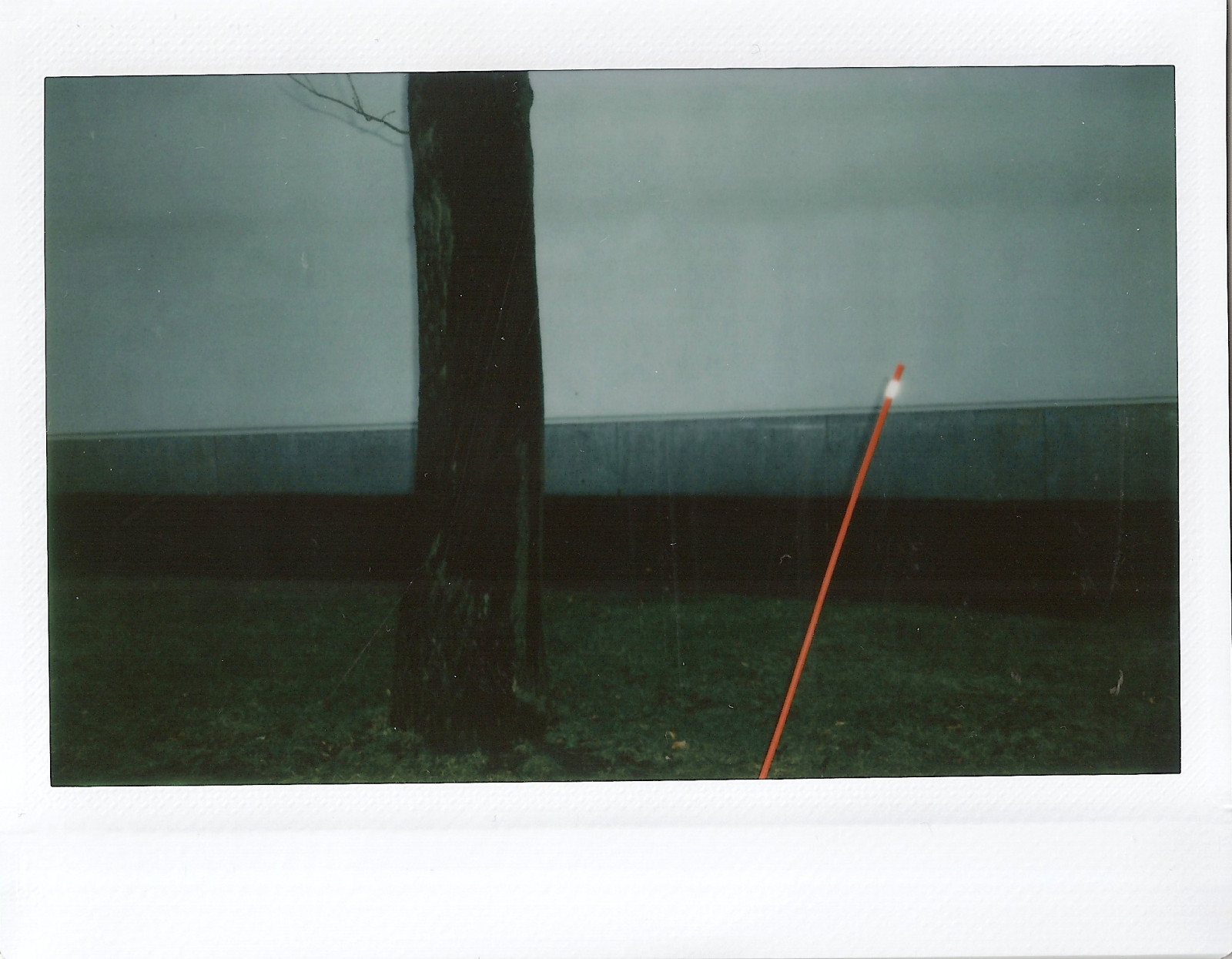 okno, temný, ulice, městský, odraz, tráva, zima, stěna, sklenka, geometrie, soumrak, Vzhled interiéru, Finsko, obdélník, Fujifilm, Helsinki, leden, strom, široký, okamžitý, materiál, tvar, minimální, fuji, film, melancholie, opuštěný, nikdo, moderní umění, Žaluzie okna, obskurní, rám obrazu, světský, instantcamera, obyčejný, Instax, instantní film, peopleless, každý den, bariéra, streetbarrier, refl