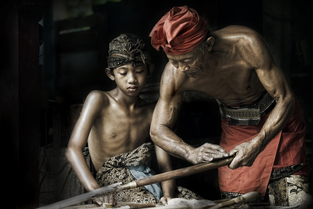 cestovat, chlapec, bez trička, Bali, inspirace, muž, milovat, obětavost, kov, Indonésie, oheň, fotografování, zadní dvorek, železo, otec, kultura, syn, sociální, filozofie, Mistr, vztah, teplo, potit se, meč, Kris, tradice, Den otců, Vytrvalost, Ubud, slitina, dovednost, nůž, Pande, Badung, čisté srdce, masterofmetal