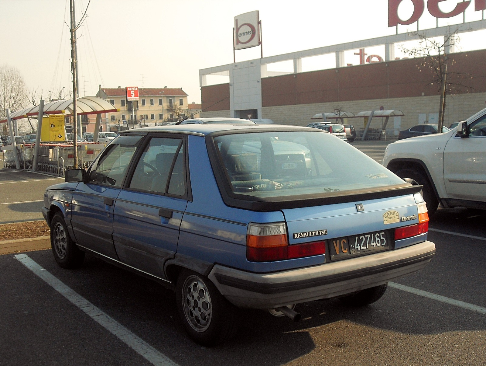 motor køretøj, køretøj, bil, vej, infrastruktur, nummerplade, bildesign, automotive exterior, familie bil, Sedan, subcompact bil, midten størrelse bil, kompakt bil, parkering, klassisk bil, fuld størrelse bil, gade, luksus køretøj, bybil