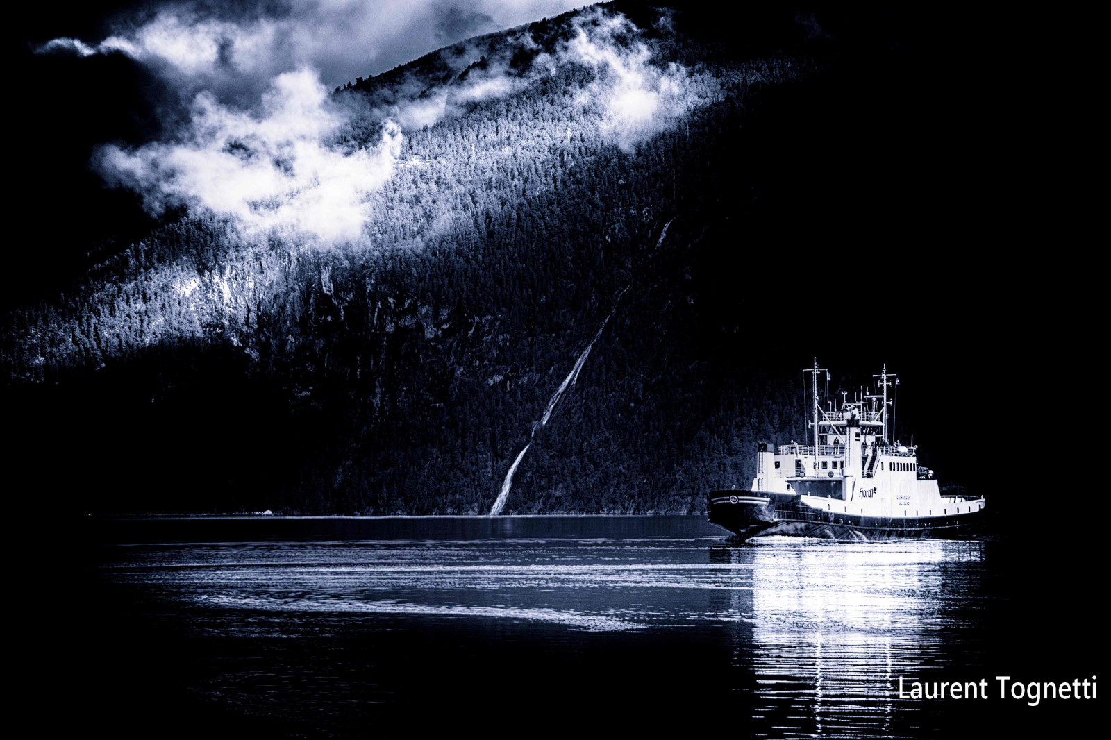 เรือ, ทะเล, กลางคืน, น้ำ, การสะท้อน, ท้องฟ้า, ยานพาหนะ, เมฆ, นอร์เวย์, แสงจันทร์, ฟยอร์ด, เรือผี, เบา, เมฆมาก, คลื่น, de, ความมืด, Soleil, mer, ความแตกต่าง, navire, กำบัง, เรยอน, noiretblanc, นอร์เวย์, สะท้อน, Norvege