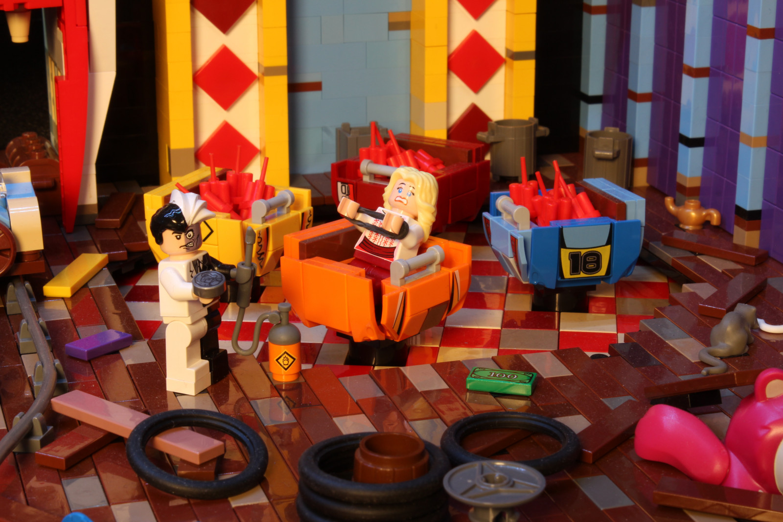 Bat-man, kočičí žena, Žolík, LEGO, Batmobile, Gotham, Hračka, Tučňák, Prokletí, hrát si, uniknout, rekreace, poisonivy, Harley Quinn, video hra, Riddler, dynamicduo, dvě tváře, dcuniverse, brucewayne, Arkhamasylum, Funhouse, Brickbaron, Brickcon2013