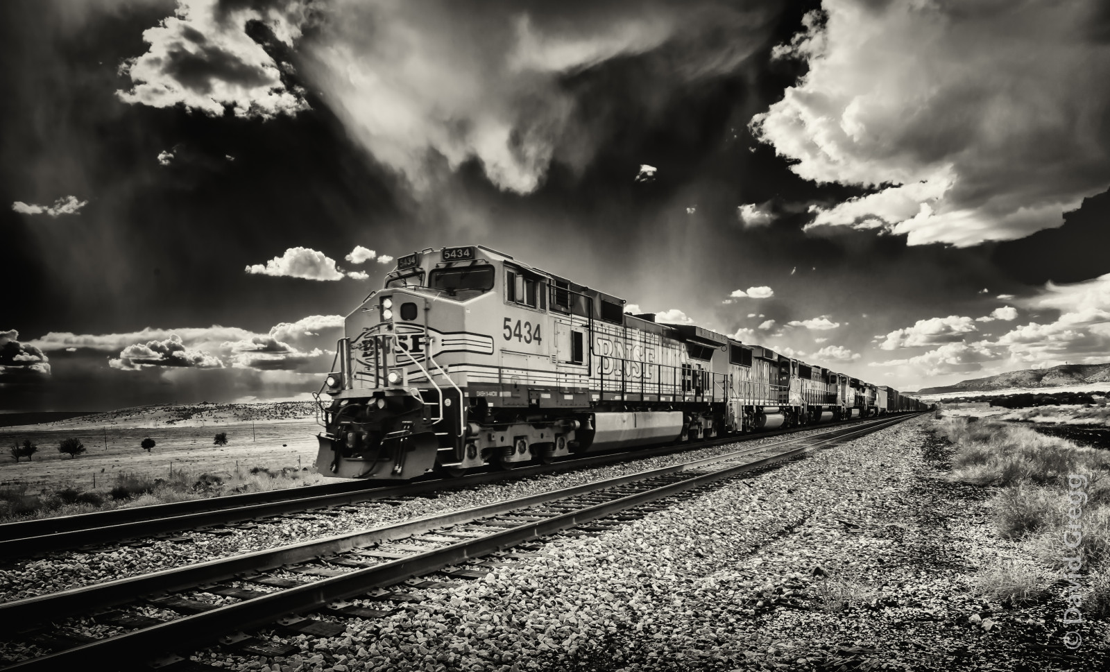 landskab, monokrom, himmel, køretøj, skyer, røg, tog, atmosfære, motorer, sydvest, Arizona, transportere, grus, lokomotiv, perspektiv, landdistrikterne, sort og hvid, Sky, træ, jernbane, bjerg, skønhed, bw, Route66, az, darksky, spore, transport, nikond800, silverefexpro2, stormclouds, BNSF, computer tapet, sort og hvid, monokrom fotografering, meteorologisk fænomen, jernbanetransport, jernbanen bil, railroadtracks, manintheroad, davidgregg, openspaces, sceniclandscape, Seligman, freightcars, stock photography