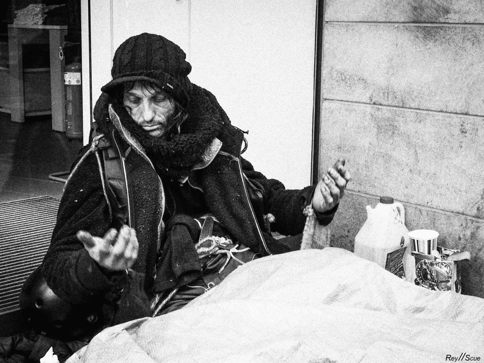 tvář, lidé, bílý, Černá, černobílý, ruce, město, ulice, městský, sníh, zima, silnice, fotografování, Německo, svět, život, hardcore, zmrazení, Olympus, sledování, Mono, světlo, cestovat, zavřít, venkovní, dívka, tělesné, Černá bílá, fotografie, muž, Street View, člověk, pouliční život, třídaFoto, fotografie, bez domova, streetphotography, fotky, chlap, žít, OMD, EM5, omdem5, upřímný, unposed, dokumentární, Photografie, sociální, strasse, fotografie, momentka, M43, monotónní, MFT, Černý a bílý, monochromatické fotografování, Reyscue, human behavior