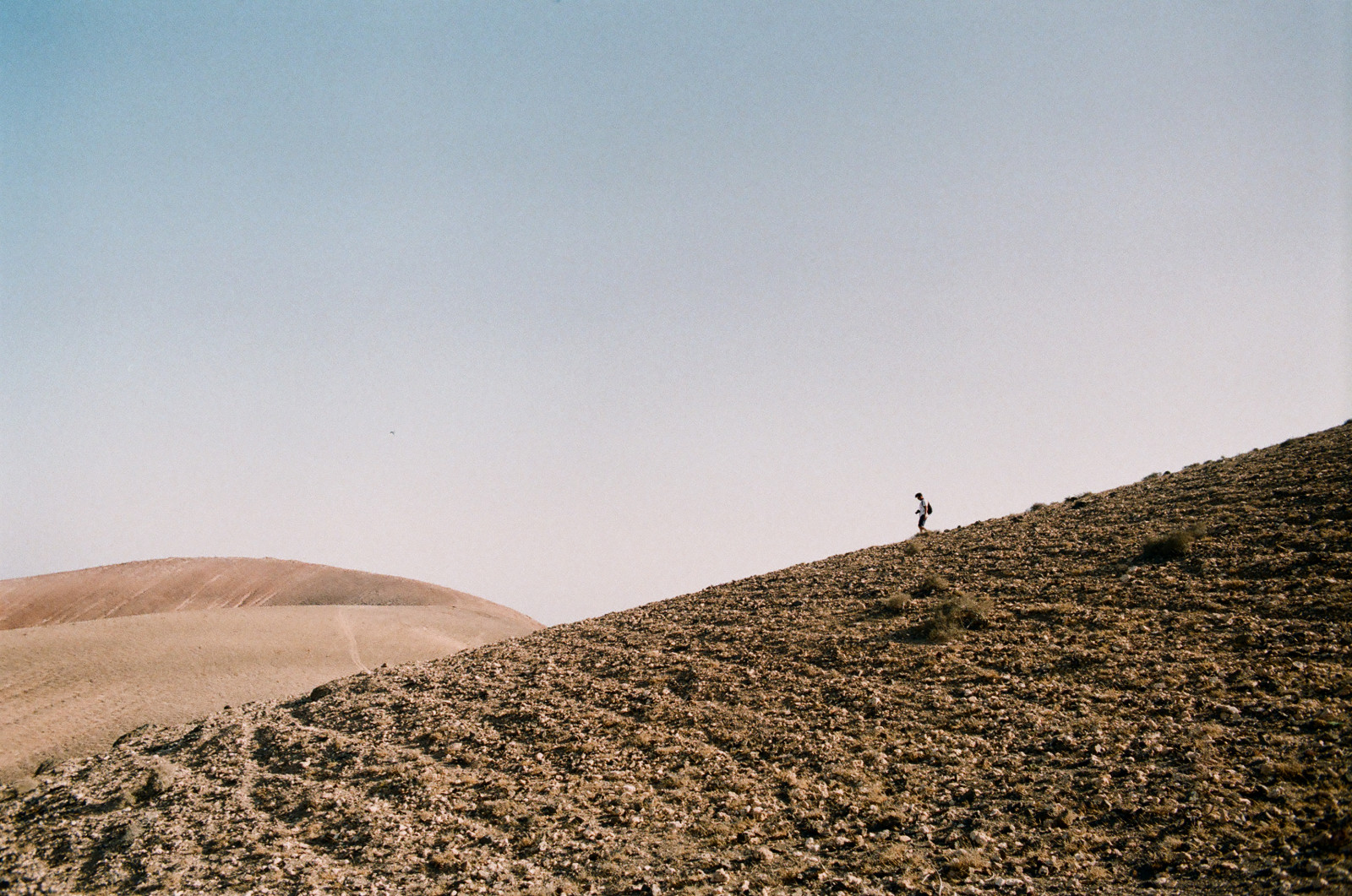 landskab, bakke, klippe, sand, himmel, Mark, fotografering, jorden, vulkan, ørken, Spanien, horisont, sommer, Europa, 35MM, tur, topmøde, plateau, Fujifilm, steppe, Lanzarote, ryg, Sky, rejse, gå, bjerg, vandretur, udforske, vild, august, analog, øer, film, eventyr, almindeligt, rejse, Canarias, kanariefugl, jord, vulkansk, geologi, faldt, Lipariske landskabsform, opdage, økoregion, zenit11, c200