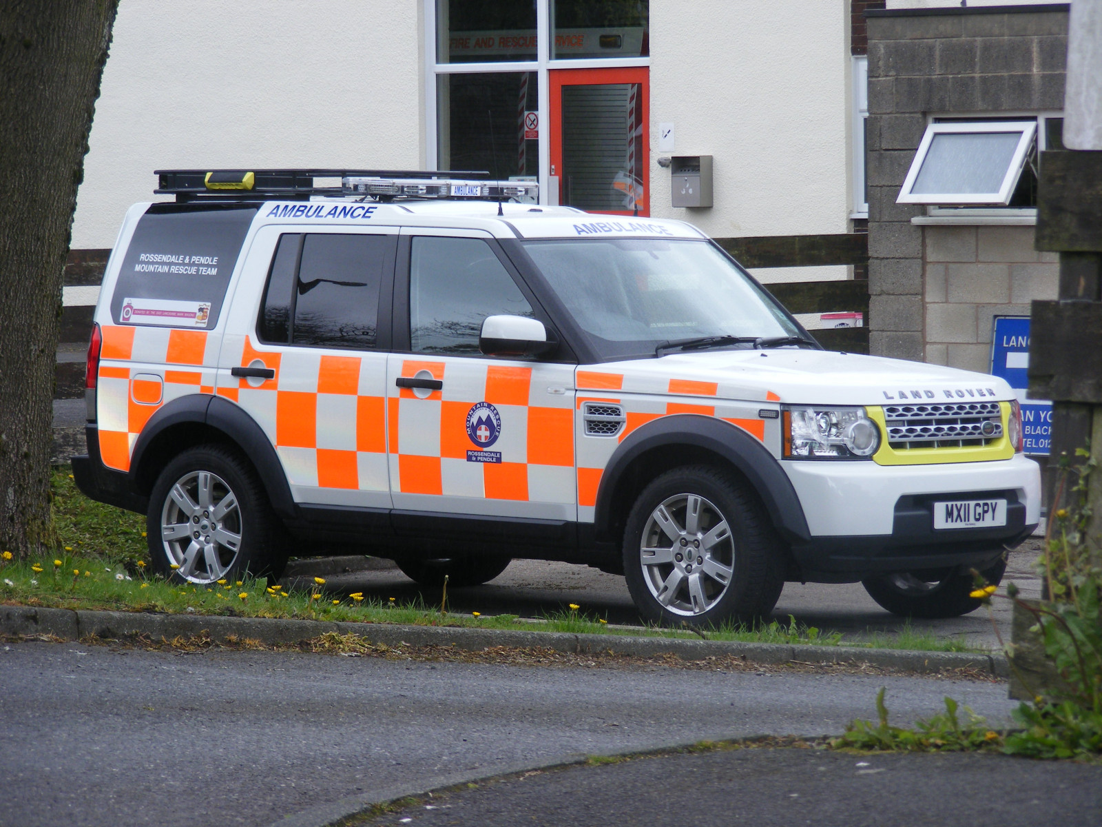 motor køretøj, køretøj, transportere, bil, transportform, sport utility køretøj, bildesign, vej, politi, nødsituation, gade, automotive exterior, mini sport utility køretøj, udrykningskøretøj, redningstjeneste