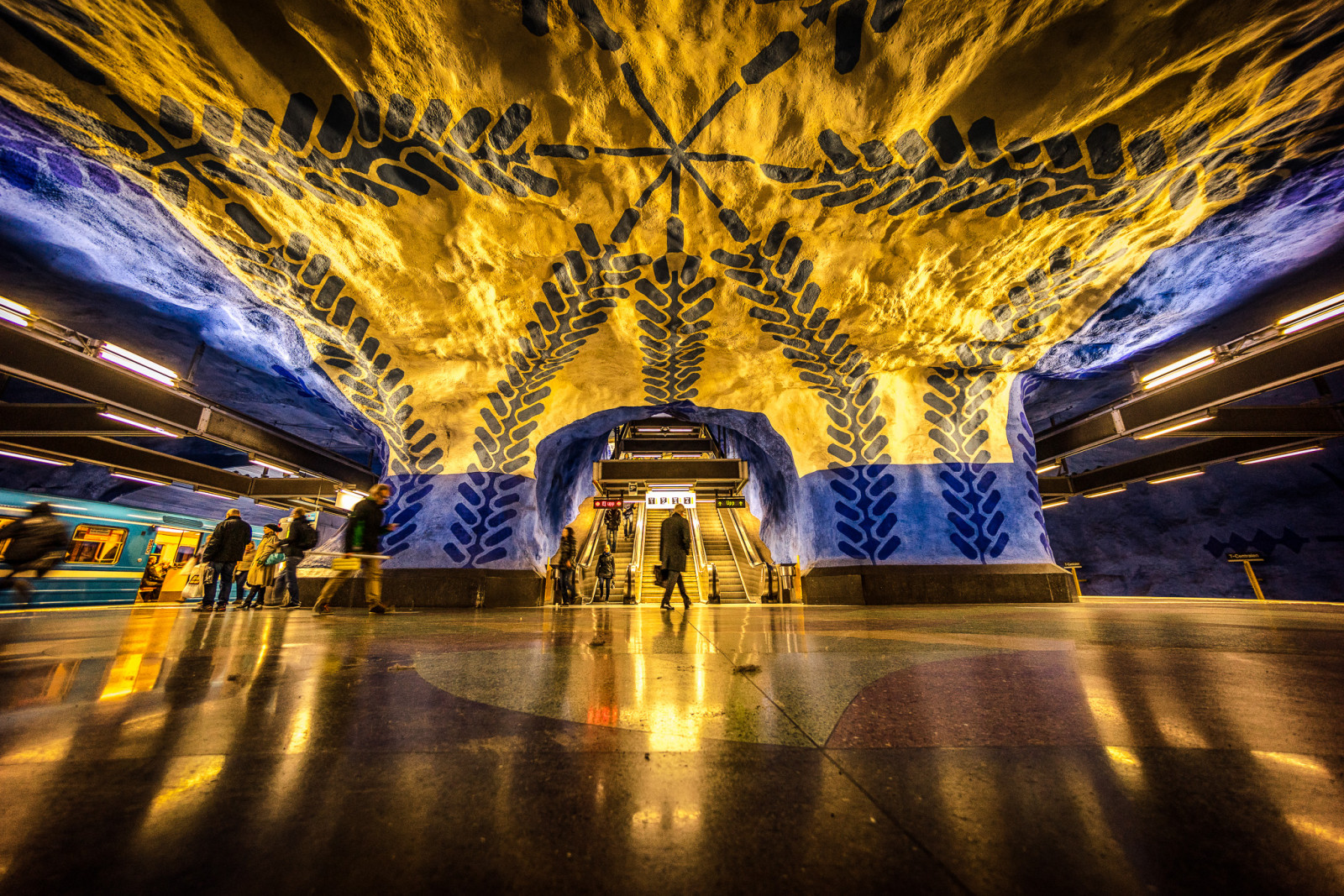 mennesker, nat, arkitektur, afspejling, himmel, symmetri, gul, blå, aften, verden, rulletrappe, Stockholm, Sverige, undergrundsbane, transportere, metropol, underjordisk, lys, refleksioner, belysning, milepæl, pendler, turistattraktion, computer tapet
