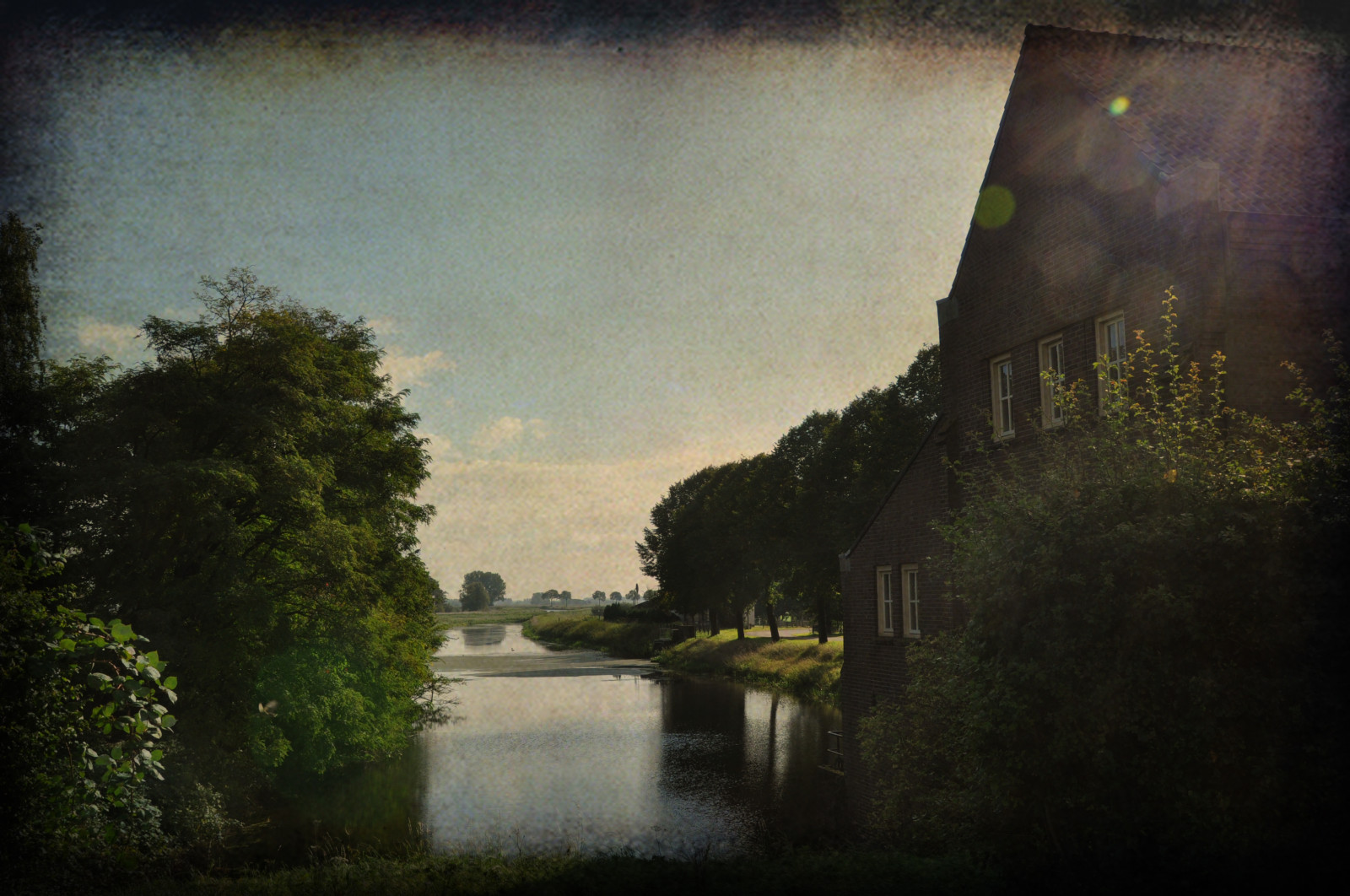 slunečnímu záření, stromy, listy, noc, voda, Příroda, odraz, tráva, nebe, cihly, mraky, Dům, zelená, večer, ráno, mlha, řeka, textura, perspektivní, 2010, světlo, mrak, strom, podzim, Pohled, odrazy, vrstvy, Okna, tma, flickraward, složení, Nizozemí, náš čas, d90, nikond90, brabant, northbrabant, atmosférický jev, vodní, pareeerica, texturised, gewande