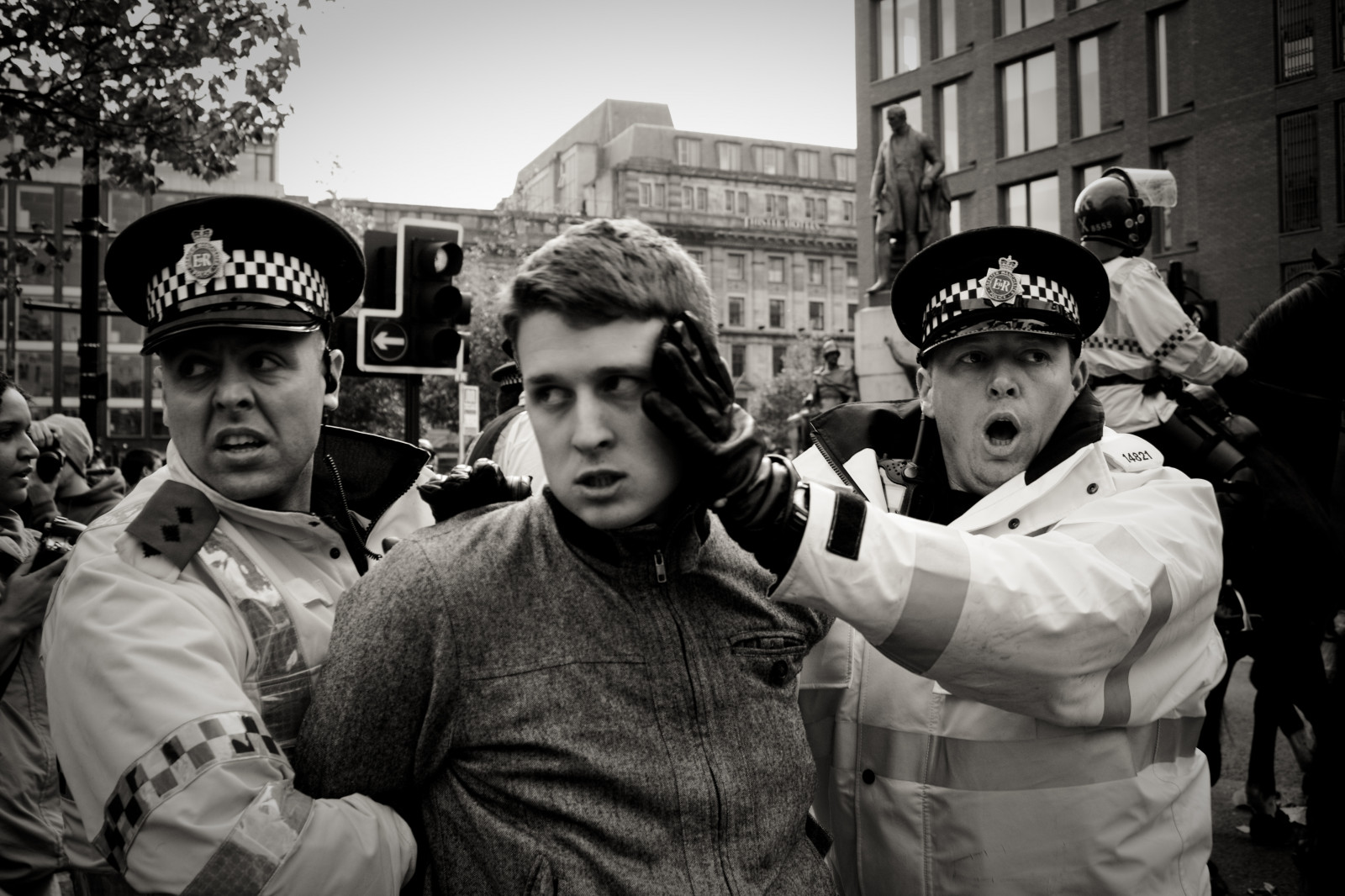 mennesker, engelsk, haver, manchester, demo, optøjer, kraft, forenet, protest, politi, piccadilly, BNP, brutalitet, piccadillygardens, hovedstadsområdet, forsvar, liga, anholdelse, facism, savedbythedeletemeuncensoredgroup, EDL