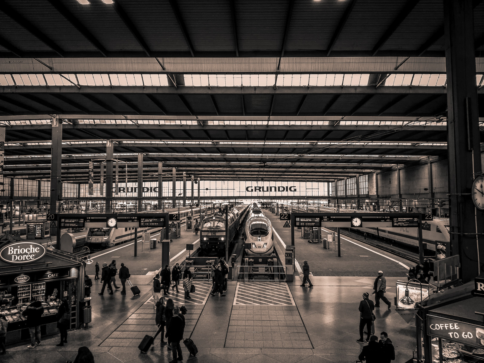 bílý, Černá, černobílý, budova, vlak, symetrie, Německo, doprava, Mnichov, továrna, struktura, infrastruktura, Černý a bílý, stanice, tělesné, Černá bílá, deutschland, Hauptbahnhof, Schwarzweiss, BNW, monochrom, schwarz, weiss, průmysl, urban area, sportovní dějiště, veřejná doprava, munchen