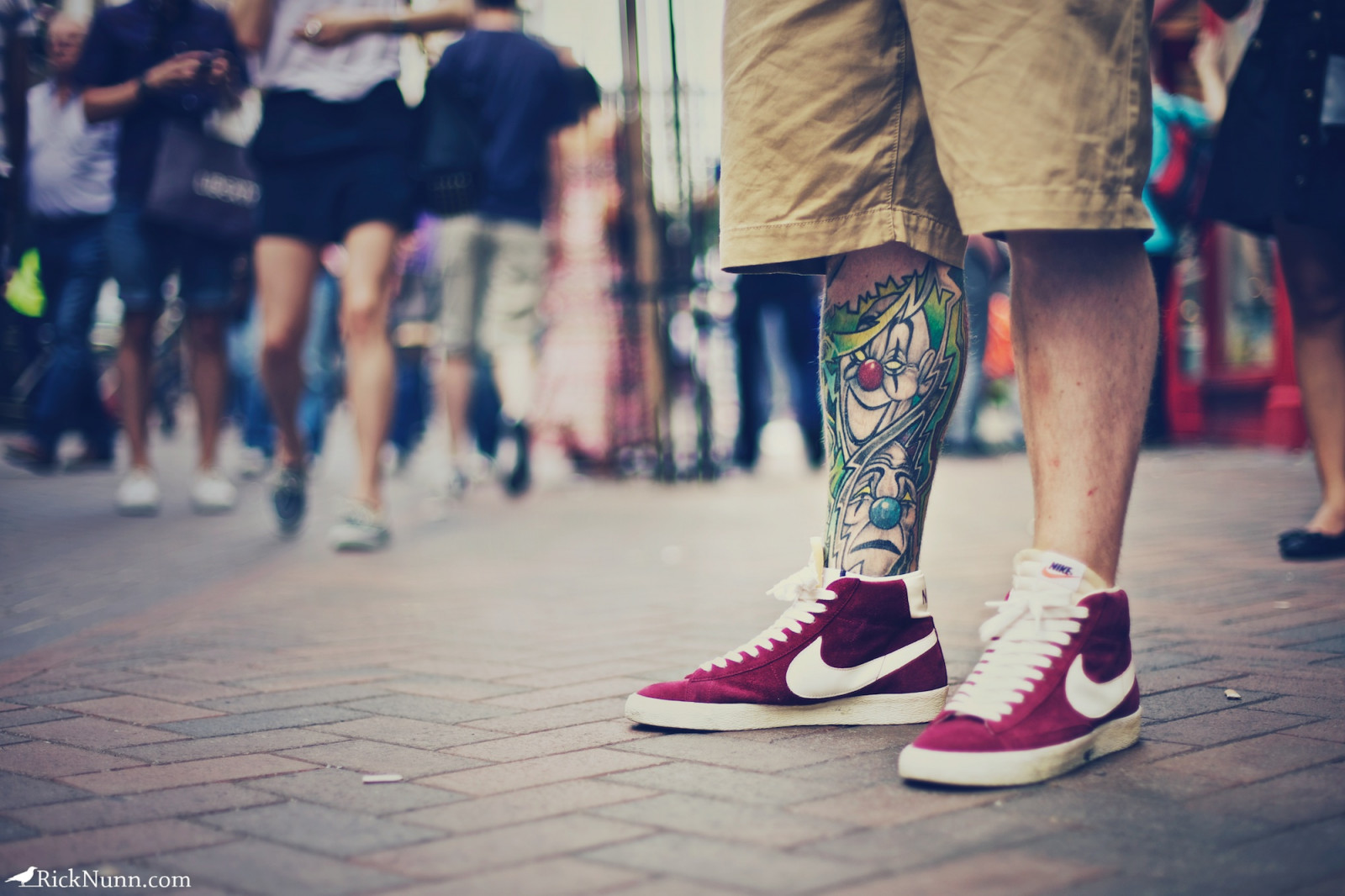 sportovní, Nike, Londýn, lidé, ulice, Červené, šortky, silnice, tetování, modrý, móda, obuv, tenisky, jaro, infrastruktura, barva, fotografie, dof, noha, střevíc, ef50mmf14usm, obuv, vsortpop, carnabystreet