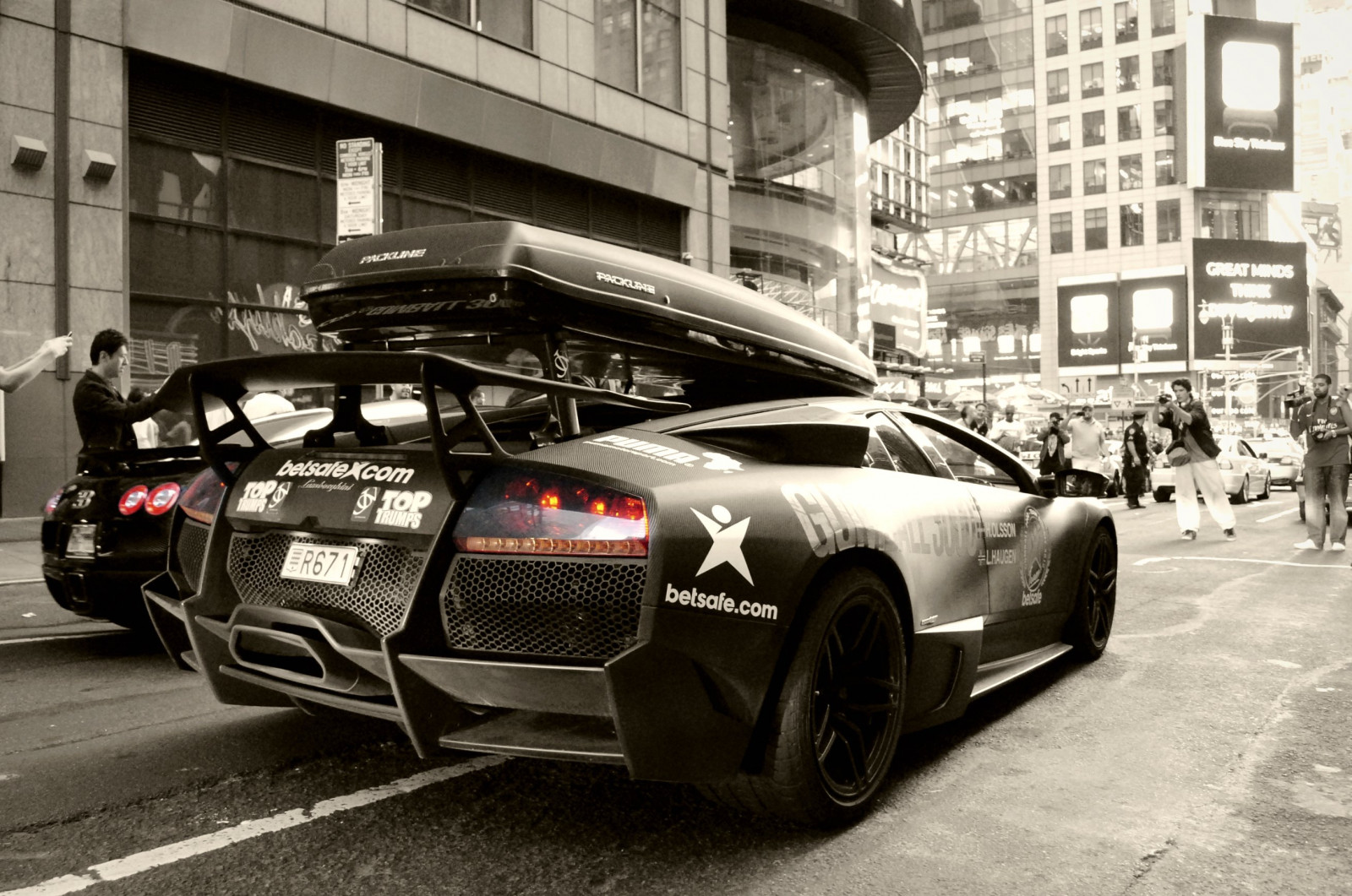 bílý, Černá, černobílý, město, ulice, auto, vozidlo, silnice, fotografování, Lamborghini, Lamborghini Aventador, Nikon, audi, zlato, sportovní auto, Lamborghini Murcielago, Bugatti, Shromáždění, výkon auta, 2010, událost, parkoviště, limuzína, York, infrastruktura, Gumball, Nový, kolo, lp, nyc, dSLR, super, okraj, superauto, D3000, momentka, šílený, Veloce, 3000, Veyron, sv, Murcielago, matný, Černý a bílý, pozemní vozidla, automobilového designu, automobilový exteriér, luxusní vůz, motorové vozidlo, výkonné auto, městské auto, sportovní užitkové vozidlo, auto part, lp6704, jon, finále, lp670, sledhockeystar7, 670, Olsson, automotive wheel system