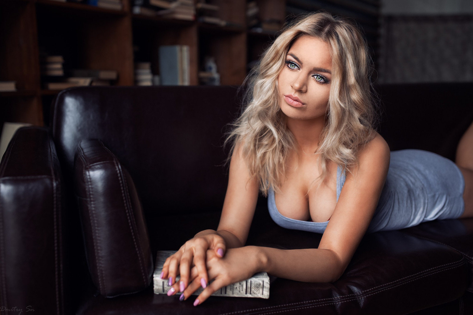 ansigt, Kvinder, model, portræt, blond, langt hår, minidress, grønne øjne, sidder, fotografering, sofa, sort hår, spaltning, liggende på forsiden, mode, saftige læber, Dmitry Shulgin, Person, sideboob, supermodel, pige, skønhed, kvinde, dame, ben, humane positioner, portrætfotografering, Photo shoot, brunt hår, lår