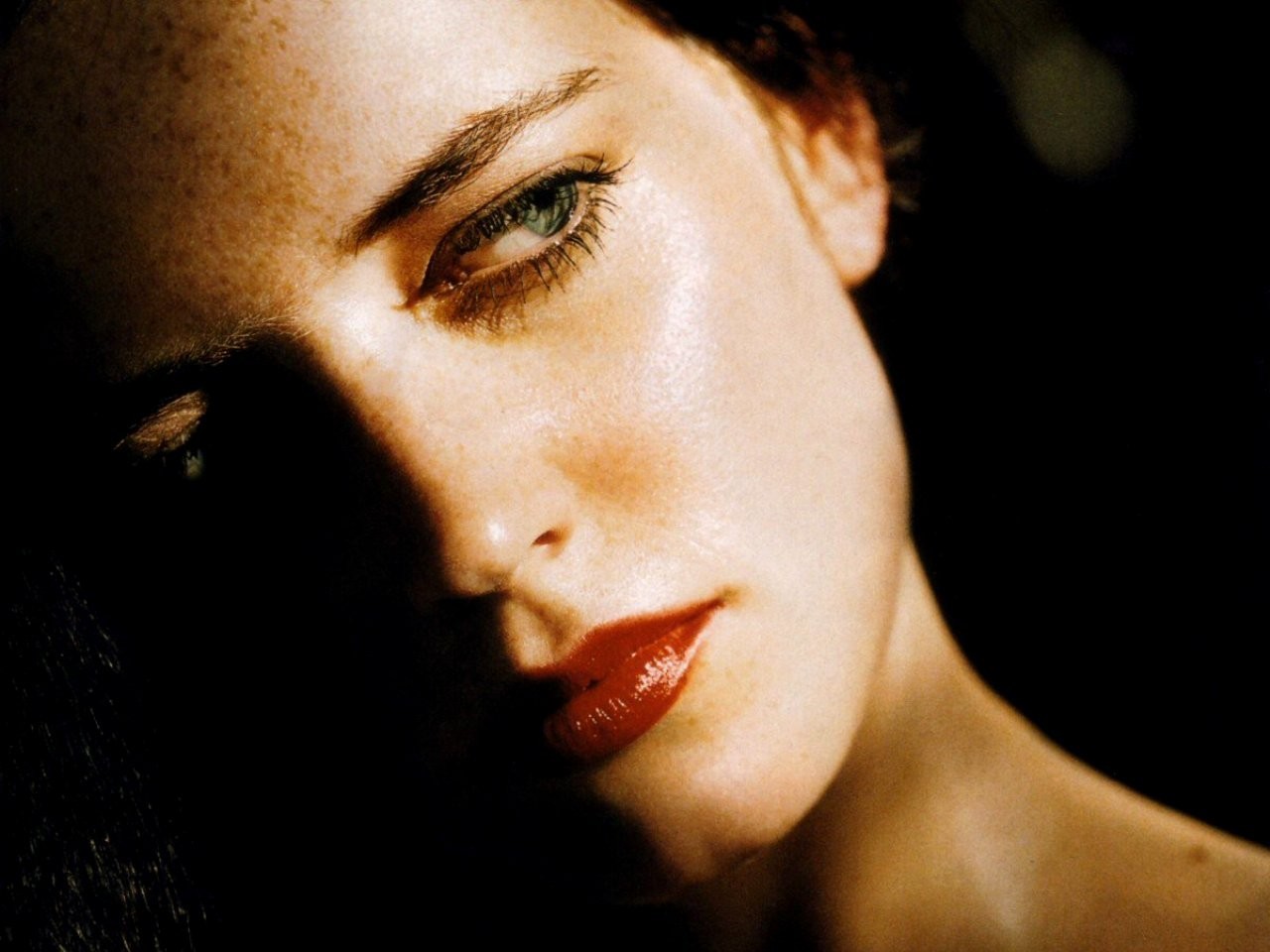 ansigt, model, portræt, rød, fotografering, næse, emotion, Person, hud, hoved, Eva Green, pige, skønhed, øje, kvinde, dame, mørke, Følelse, læbe, 1280x960 px, portrætfotografering, Photo shoot, nøgenmodel, ansigtsudtryk, menneskelige legeme, organ, tæt på