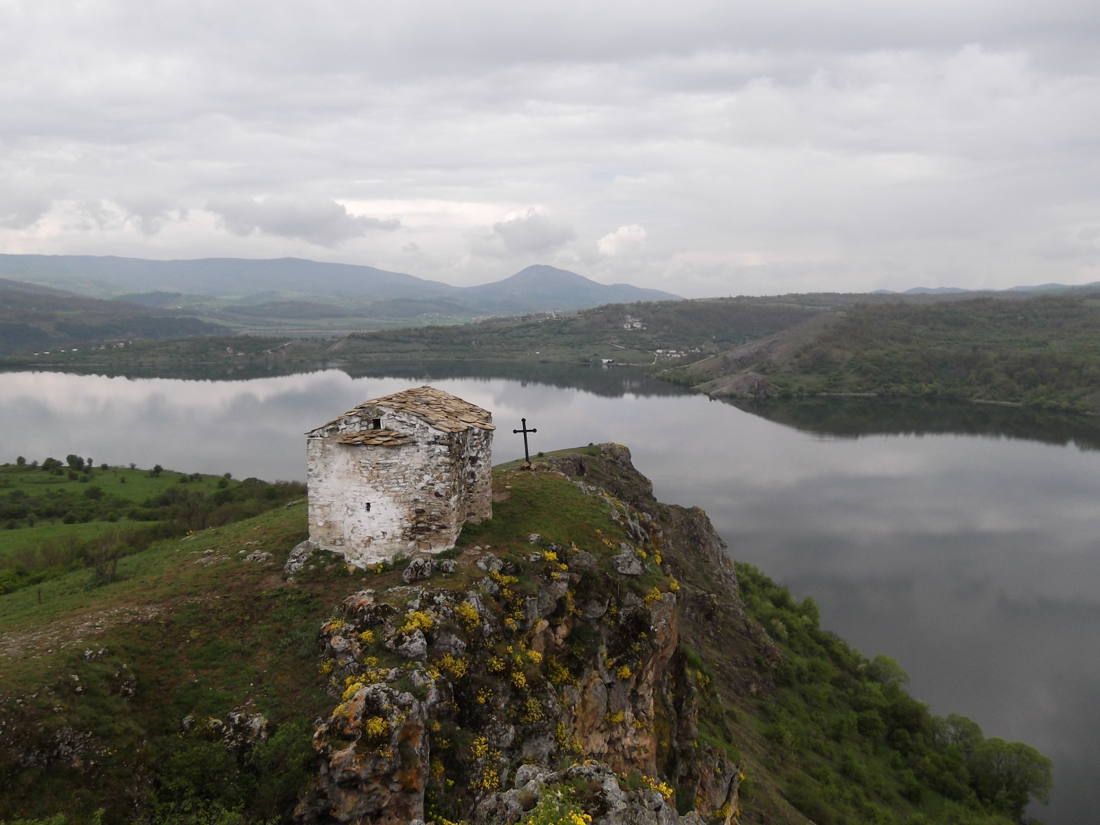 stromy, krajina, kopec, jezero, voda, Skála, odraz, nebe, kopce, skály, fjord, přejít, Evropa, středověký, Bulharsko, mount scenérie, kaple, přehrada, Lake District, venkovský, Europa, vue, hřbet, Terén, mrak, strom, hora, Pohled, letecký, chapelle, eglise, reflet, nádrž, eau, pleso, arbres, vysočina, roche, jezero, Roches, sklon, svahy, stanice hill, meteorologický jev, klesl, příval, croix, Collines, Balkán, medievale, sráz, balkánský, vuea Rienne, Bulharsko, Enpierre, Bulgarie, Stonemade, B lc s, A mě, Pentes, Pente, national trust for places of historic interest or natural beauty