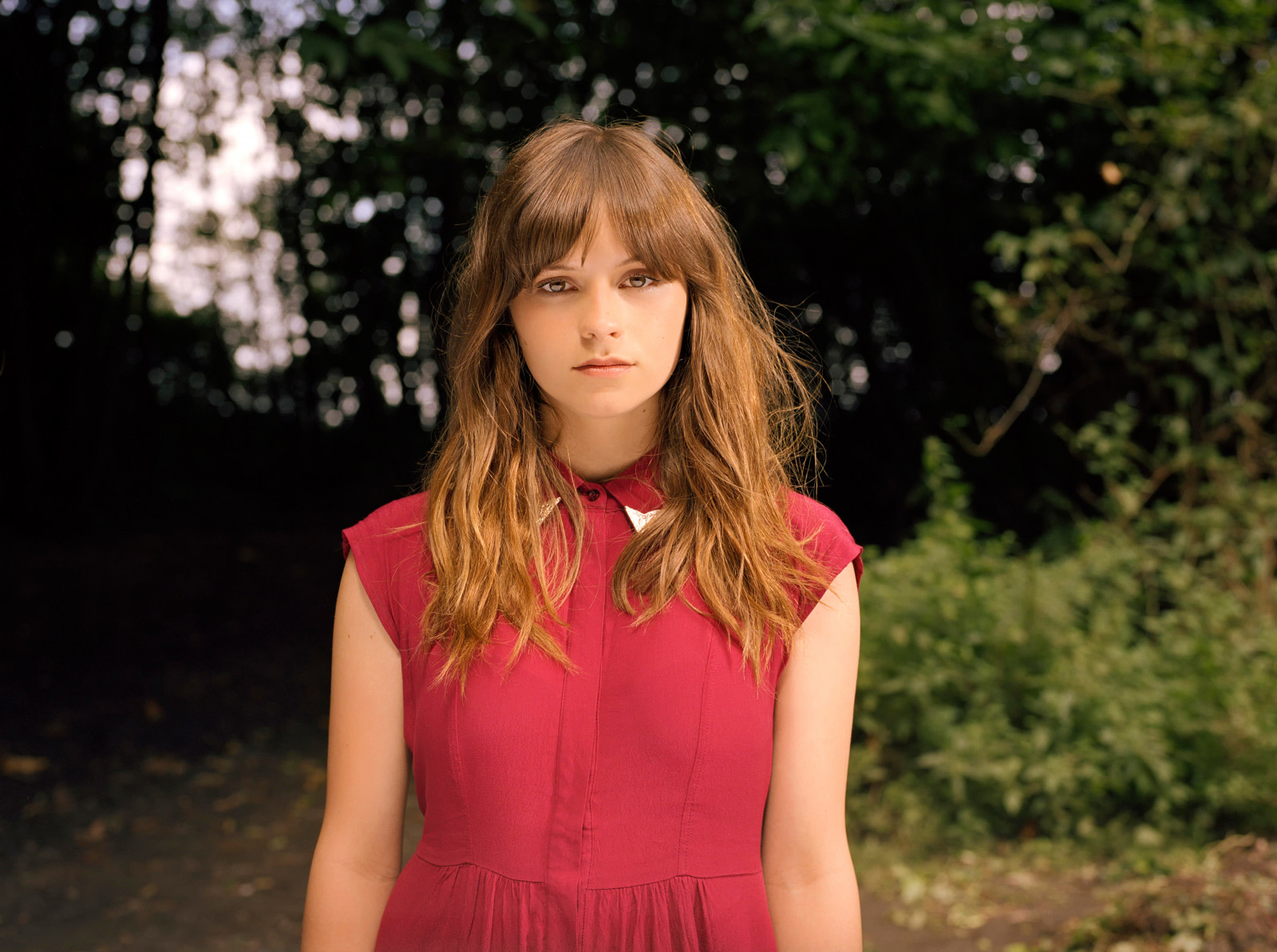 lidé, model, portrét, Červené, fotografování, zpěvák, šaty, móda, vlasy, růžový, jaro, Osoba, kůže, oblečení, Gabrielle Aplin, barva, podzim, dítě, květ, dívka, krása, sezóna, usměj se, oko, žena, dáma, fotografie, blond, portrétní fotografie, focení, hnědé vlasy, mimika