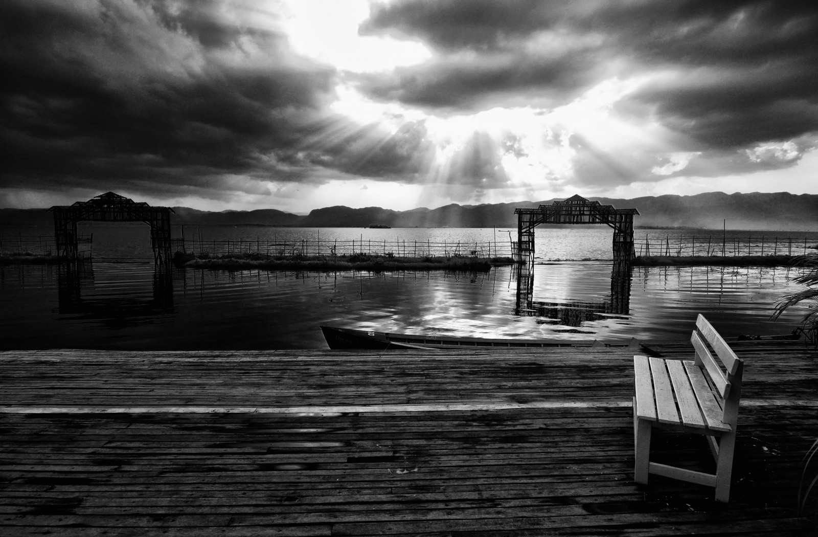 slunečnímu záření, krajina, bílý, Černá, černobílý, západ slunce, moře, Asie, voda, odraz, nebe, fotografování, uklidnit, večer, slunce, horizont, atmosféra, panoráma, Nikon, soumrak, štěstí, Myanmar, Buddha, Klid, Burma, Reflex, Klid, Tramonto, paprsek, mrak, cestovat, svítání, Černá bílá, odrazy, Černý diamant, tma, podrážka, Oriente, přítel, bianco, nero, birmania, viaggi, Riflessi, nikond80, calma, joker74, Raggi, Černý a bílý, monochromatické fotografování, meteorologický jev, bianconero, jev, tokina1224, naděje, monotono, Amica, inlelake, lagoinle, serenit, Felicita, Speranze, Tivoglioben, Circolomicromosso, Forzaamicamia, Lppeace, stock photography